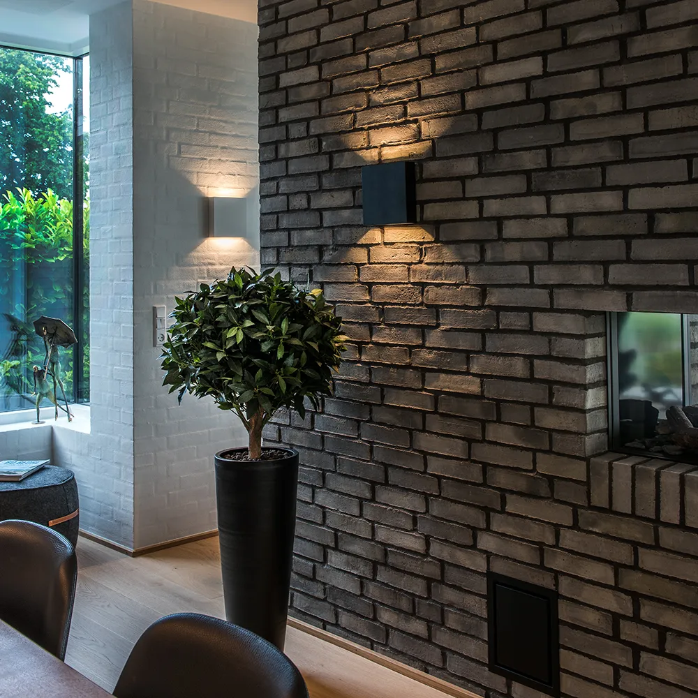 Compact W1 Up/Down væglampe, black, 2700 kelvin Light-Point