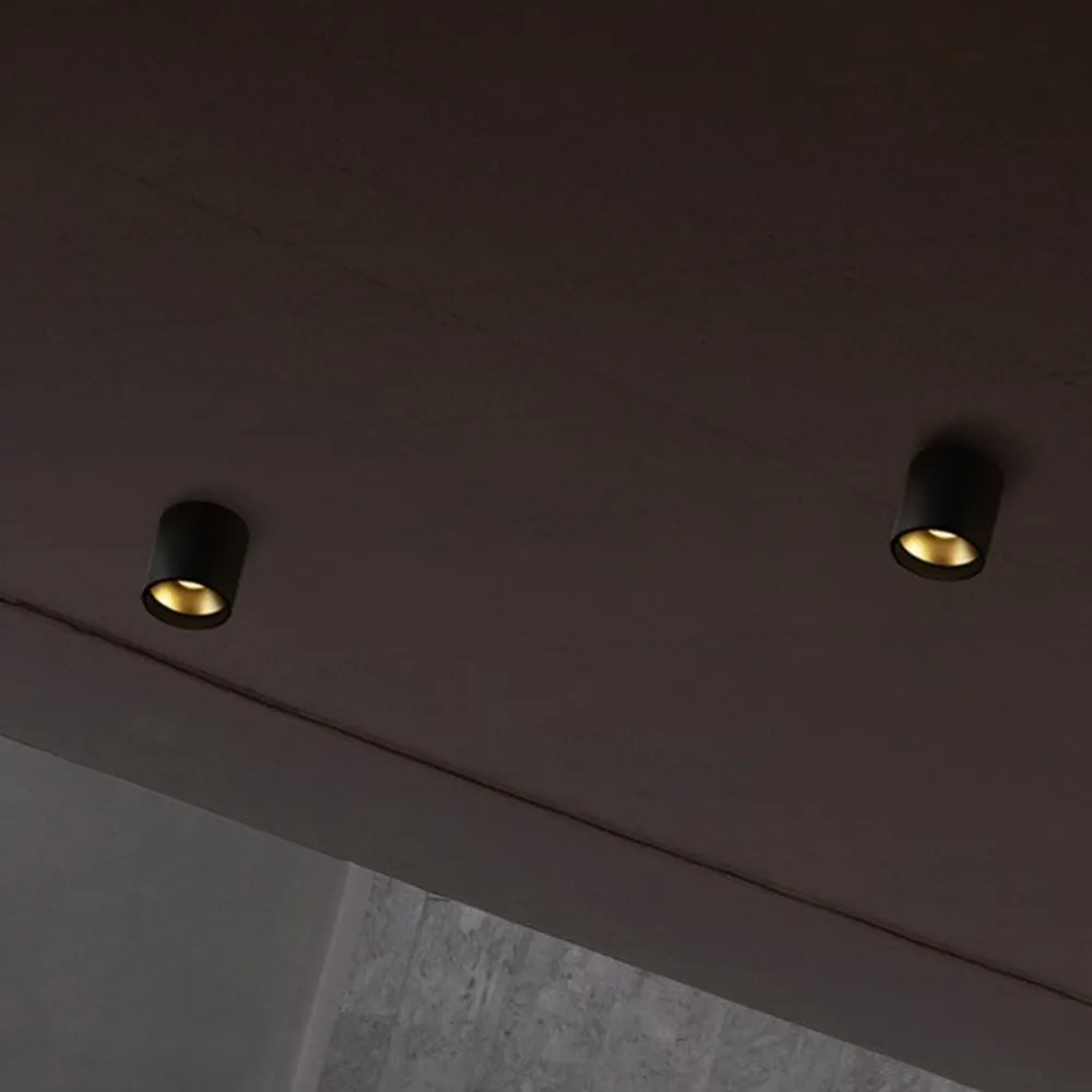 Solo Round spotlight, black/gold, 3000 kelvin Light-Point