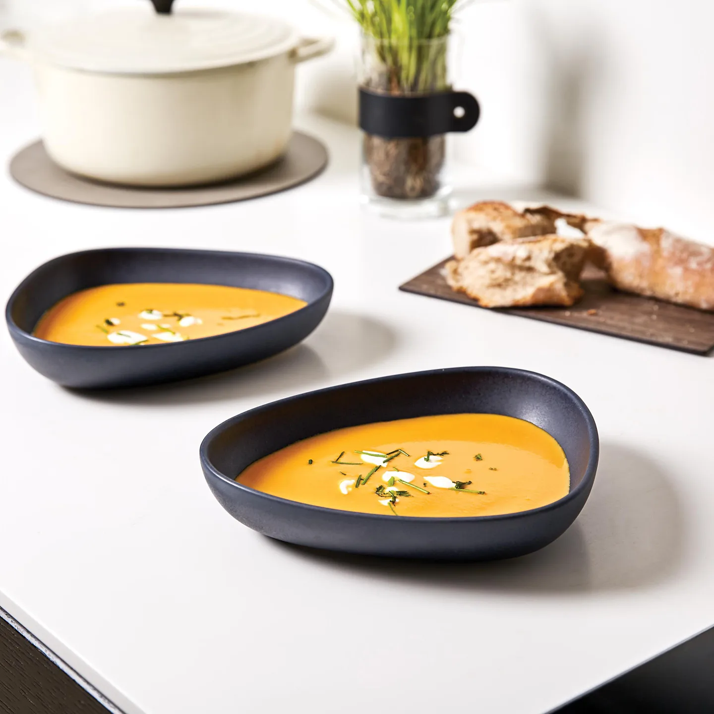 Curve Stoneware dyb tallerken 19x22 cm, Navy Blue LIND DNA