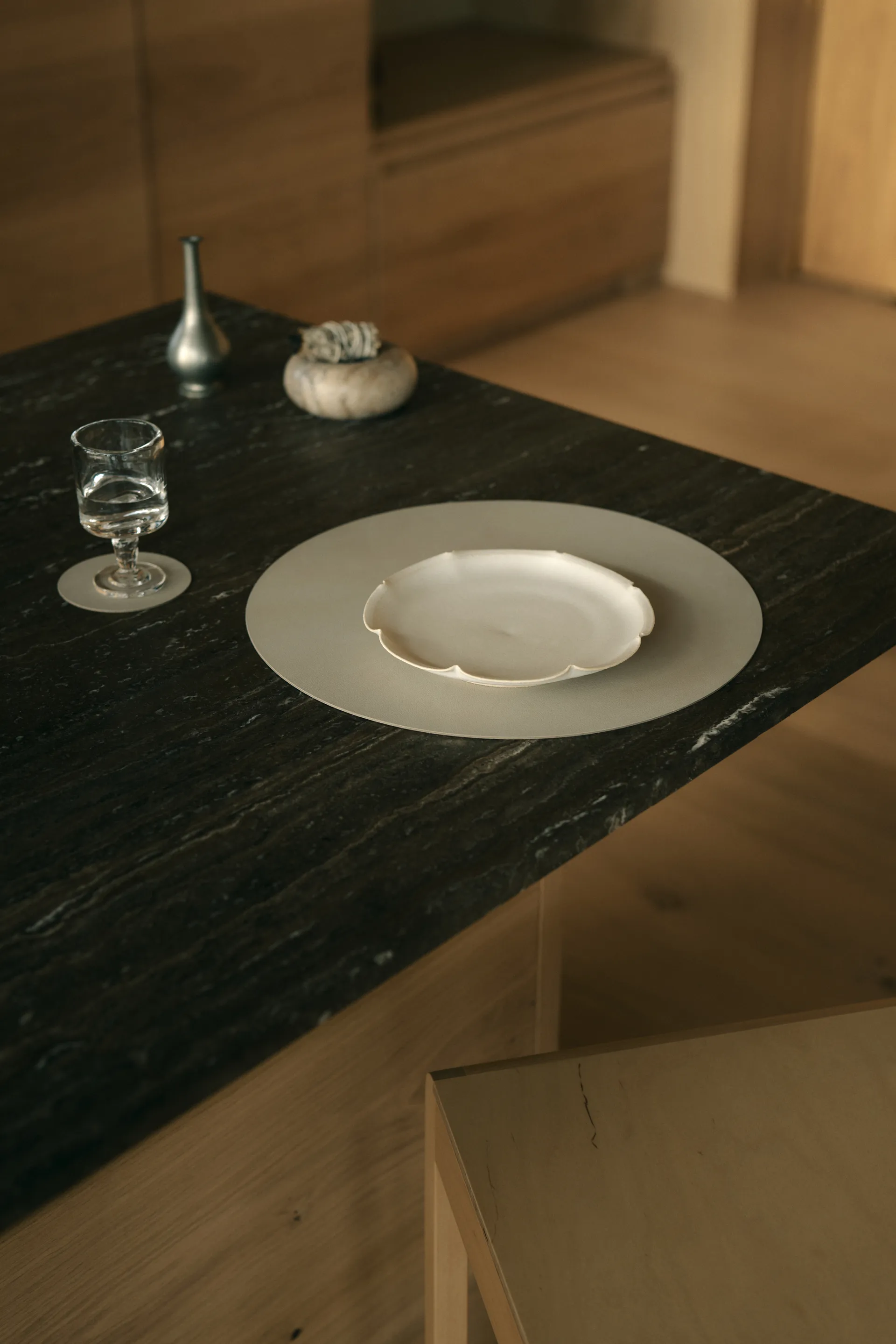 Nupo dækkeserviet, Oyster white, circle, L LIND DNA