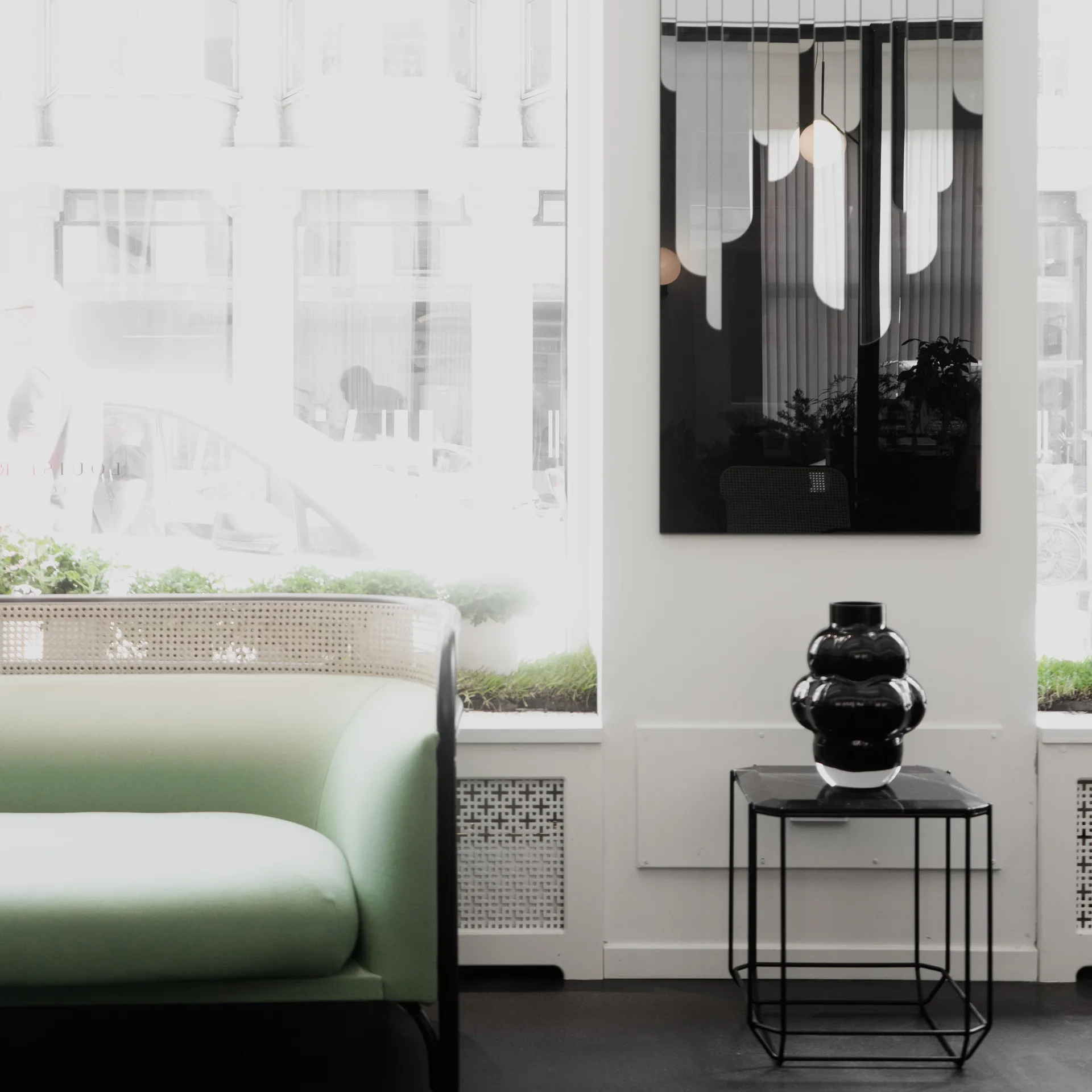 Balloon vase 04 32 cm, Sort Louise Roe