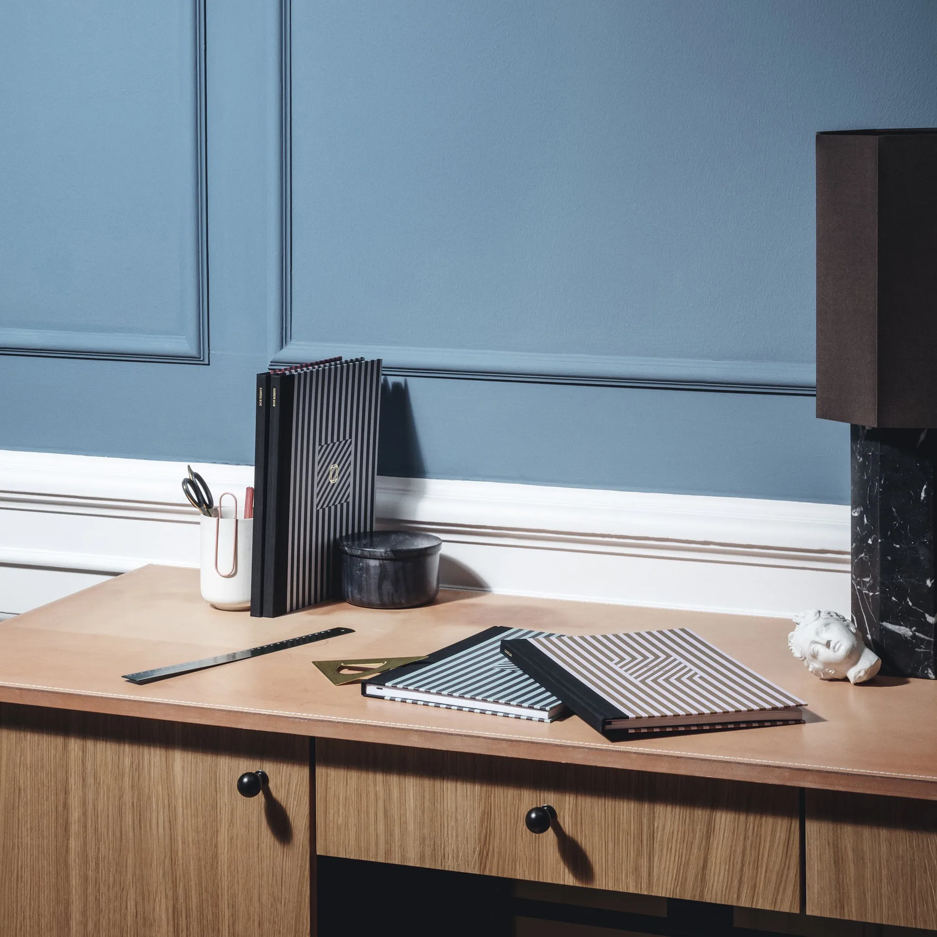 The eight over eight lampefod, Sort marmor Louise Roe