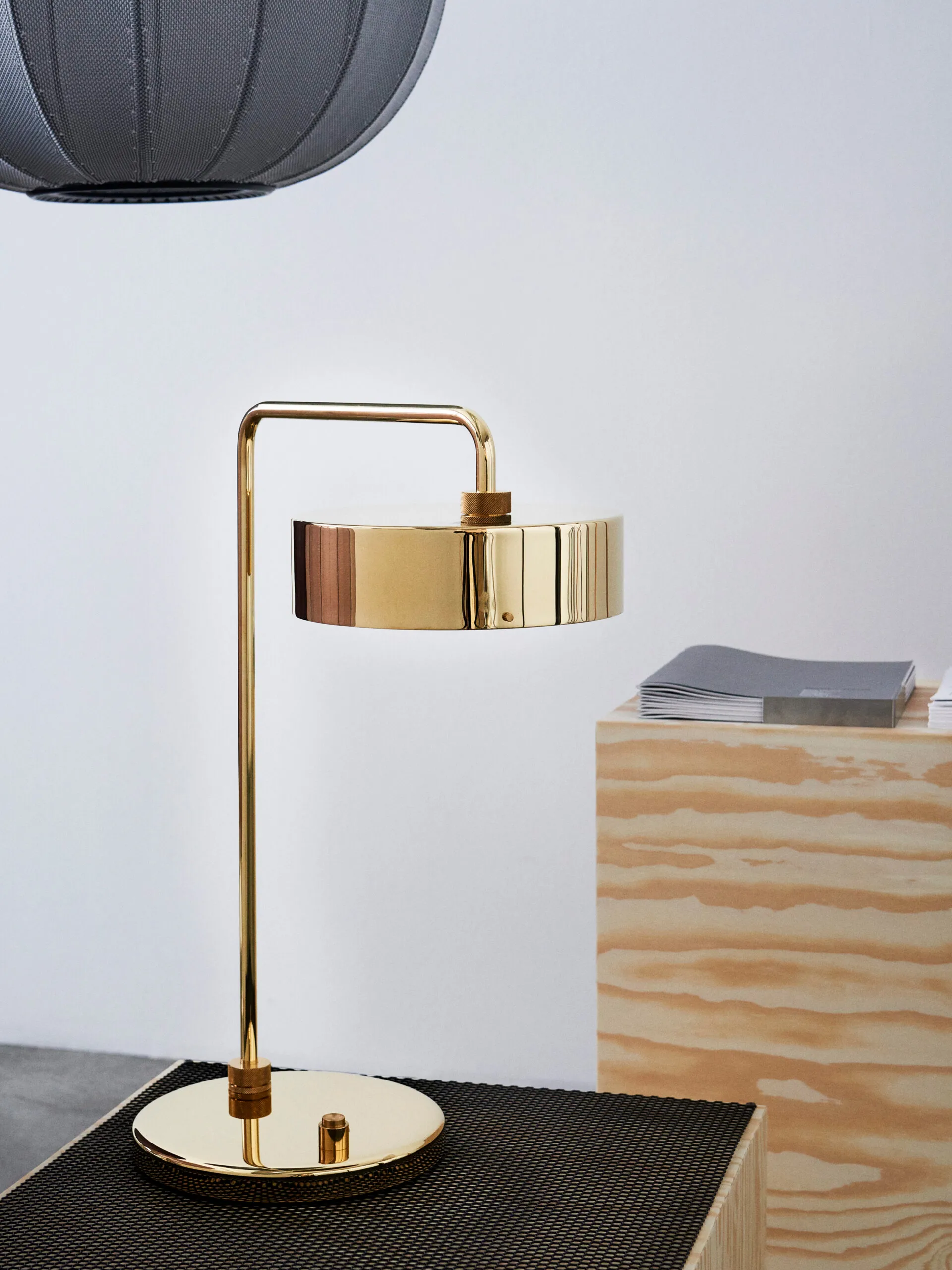 Petite Machine bordlampe, Polished brass Made By Hand