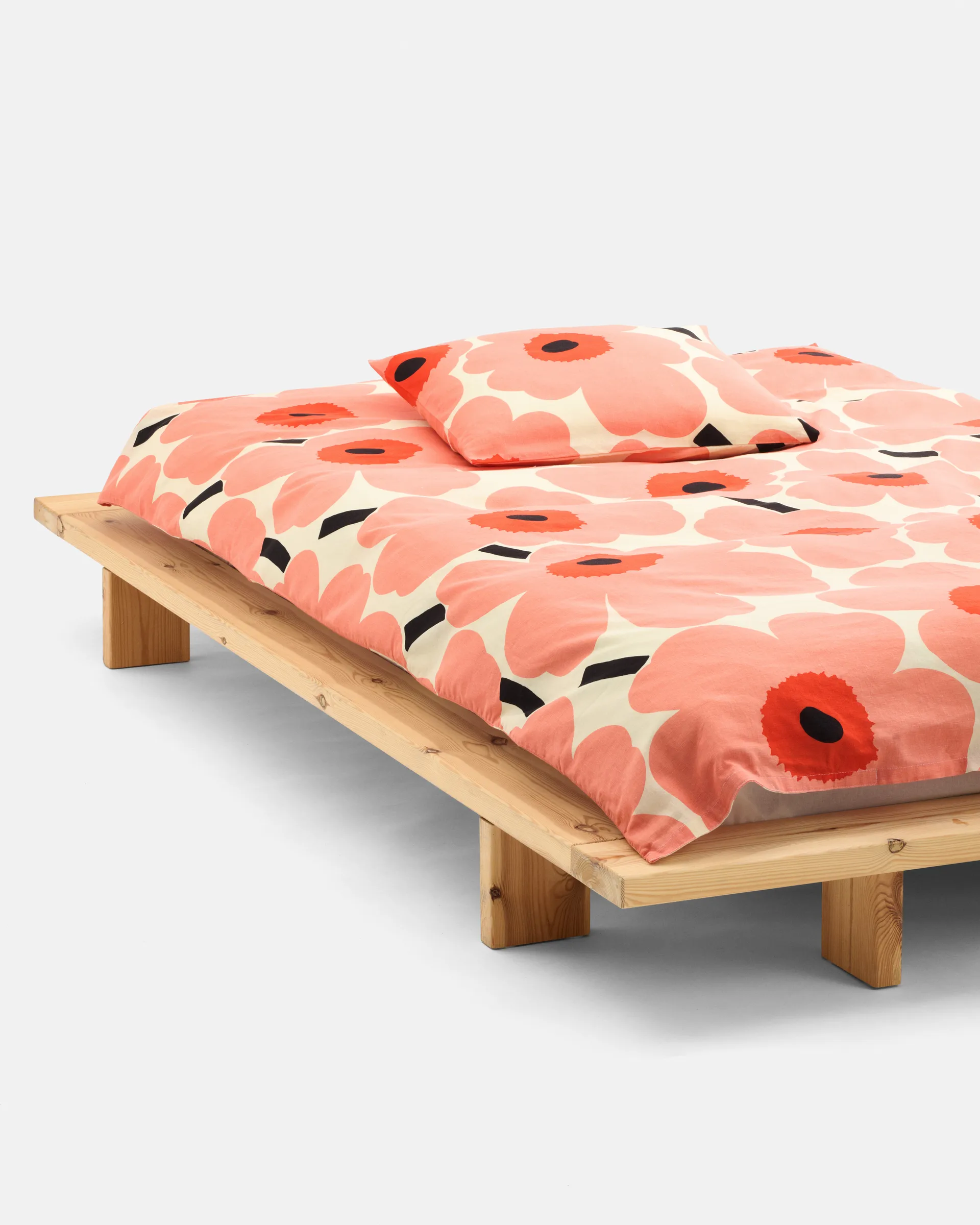 Unikko pudebetræk 50x60 cm, Off white-coral-orange red-charcoal Marimekko
