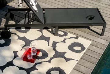 Unikko tæppe outdoor - Charcoal-white, 140x200 cm - Marimekko