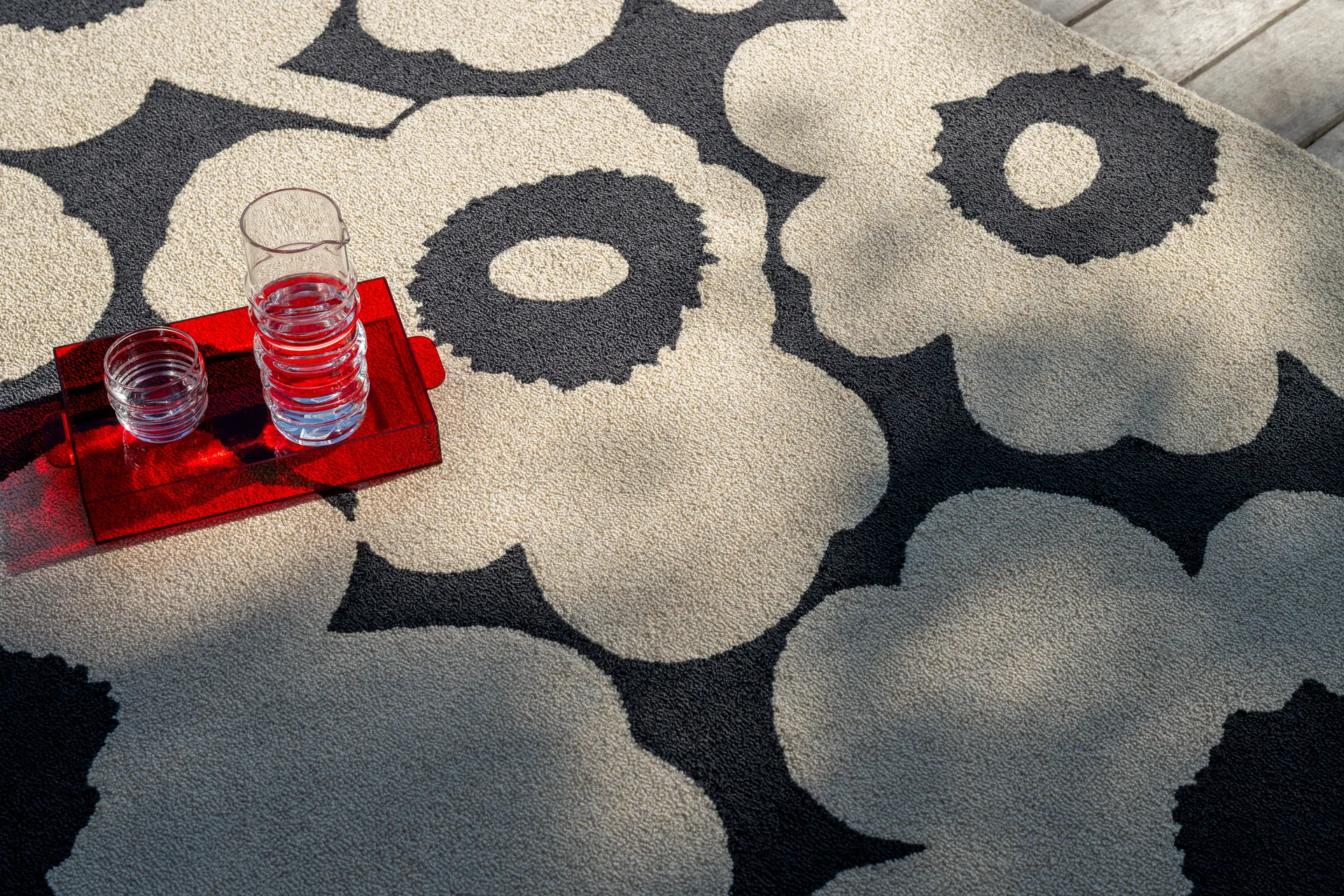 Unikko tæppe outdoor, Charcoal-white, 140x200 cm Marimekko
