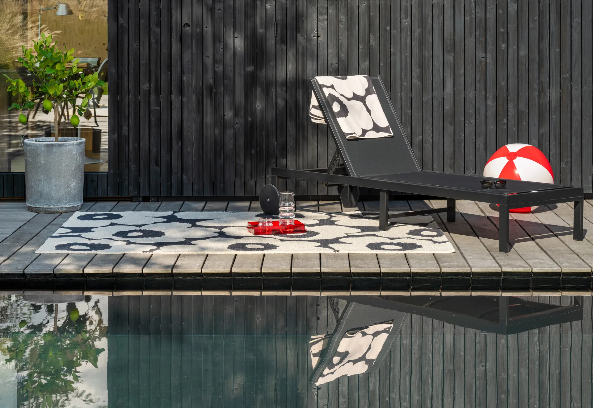 Unikko tæppe outdoor, Charcoal-white, 200x280 cm Marimekko