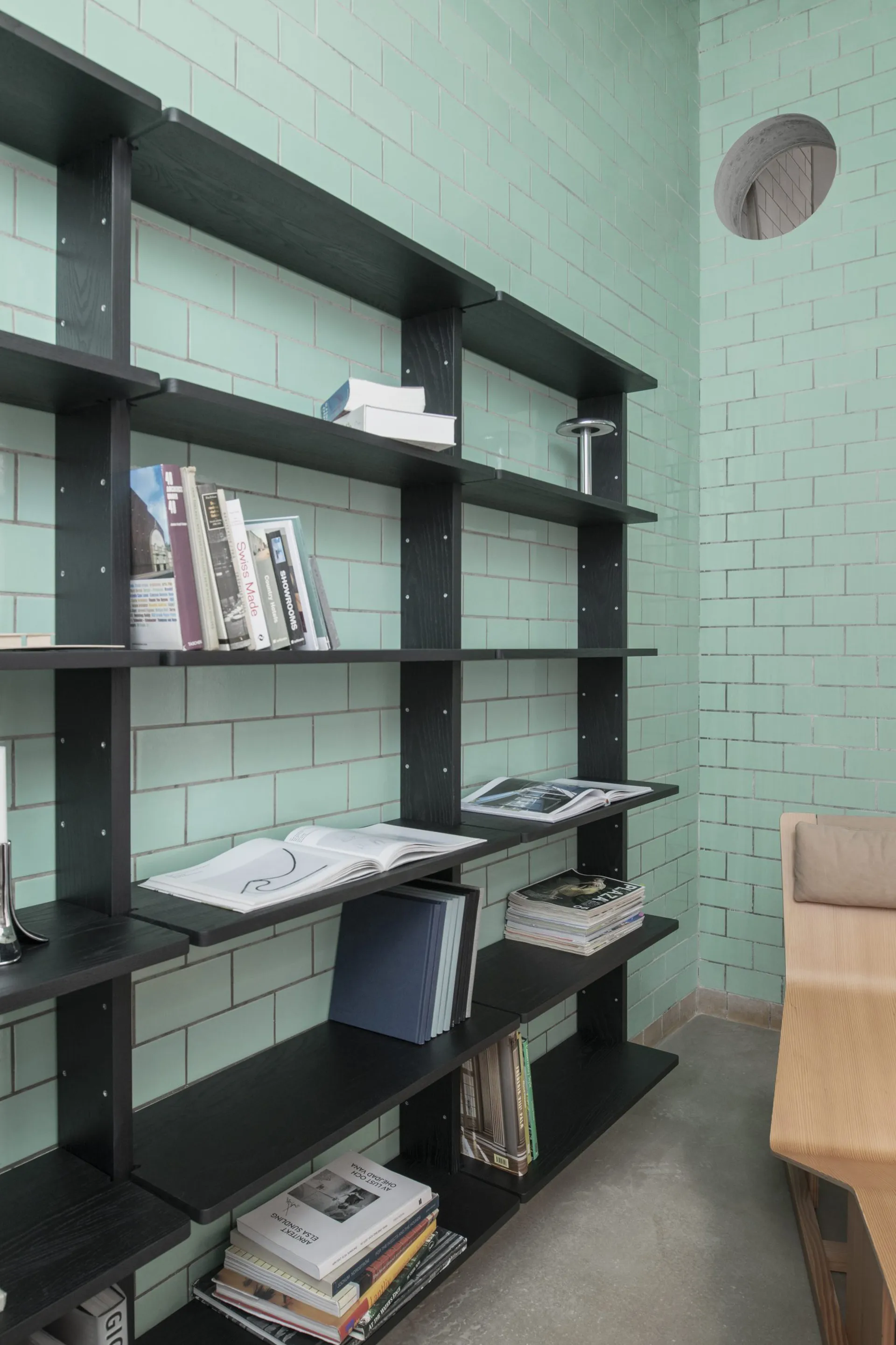 Gridlock - T3-A9-9 væghylde, Black stained Ash Massproductions