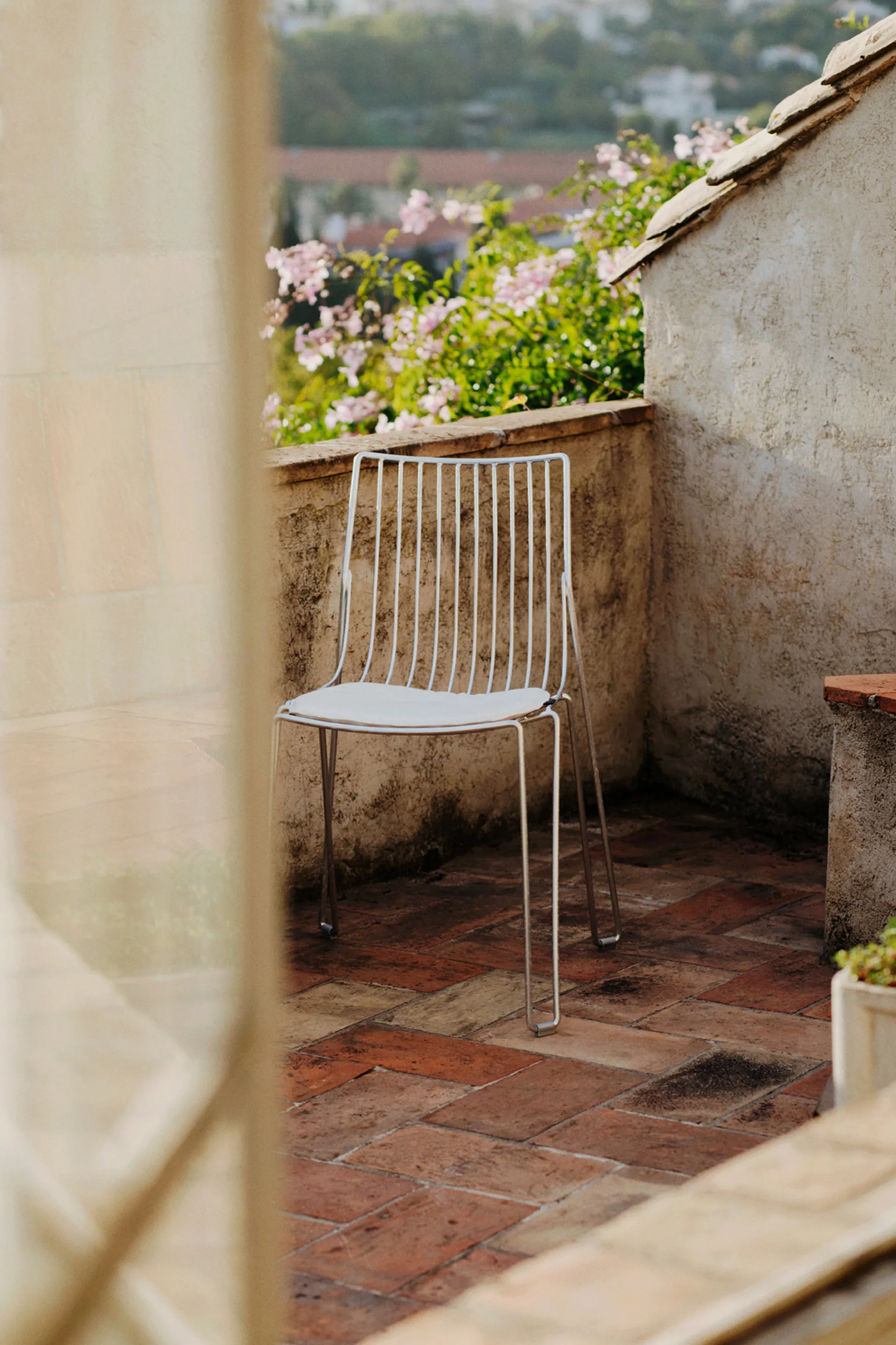 Hynde til Tio stol, Nature Massproductions