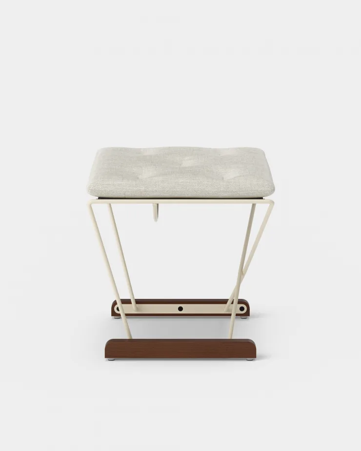 Spark fodskammel, ivory-valnødsbejdset bøg, Romo Ruskin Quill 7757/10 Massproductions