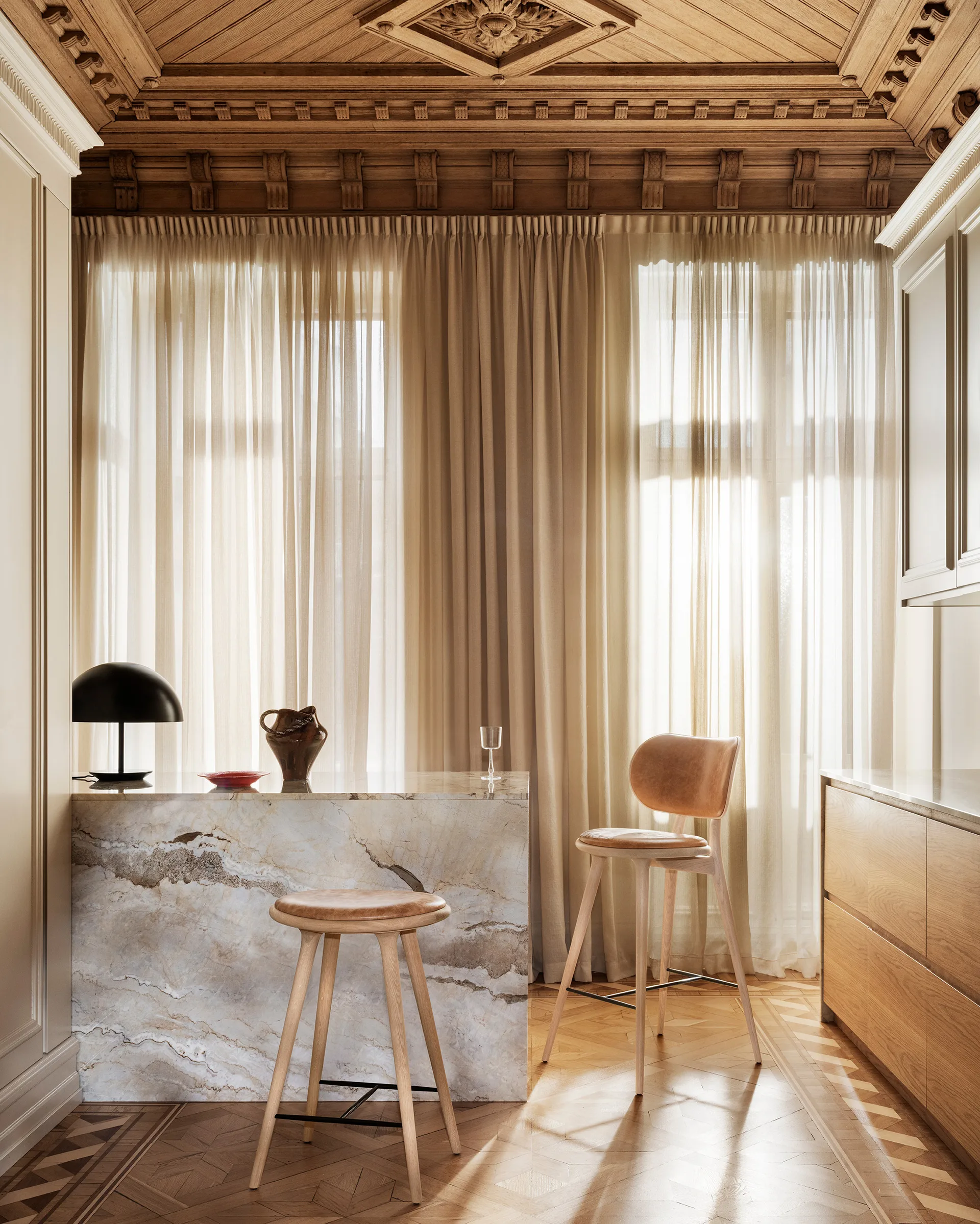 Mater High Stool Backrest barstol lav, Læder natural, matlakeret stel i eg Mater