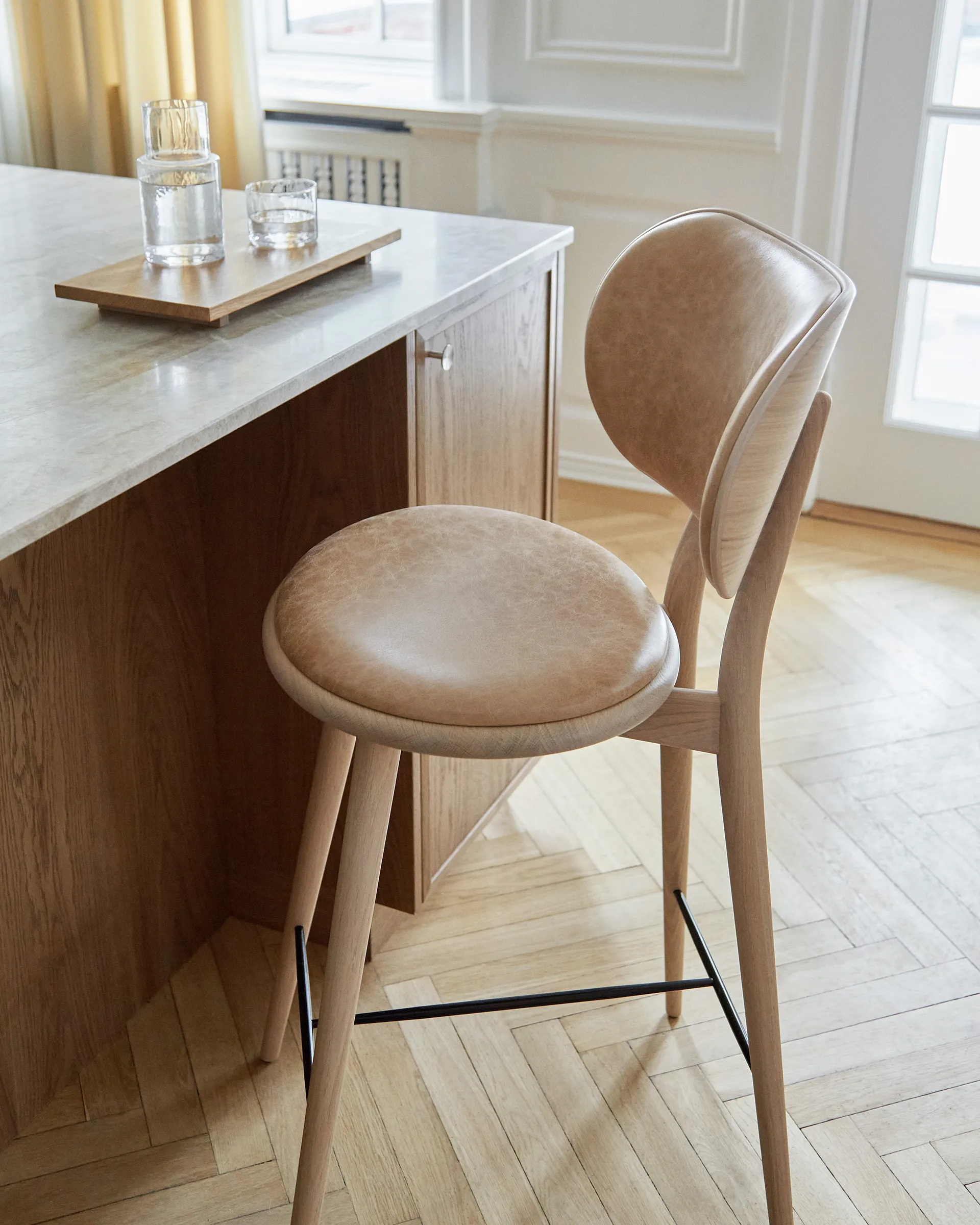 Mater High Stool Backrest barstol lav, Læder natural, matlakeret stel i eg Mater
