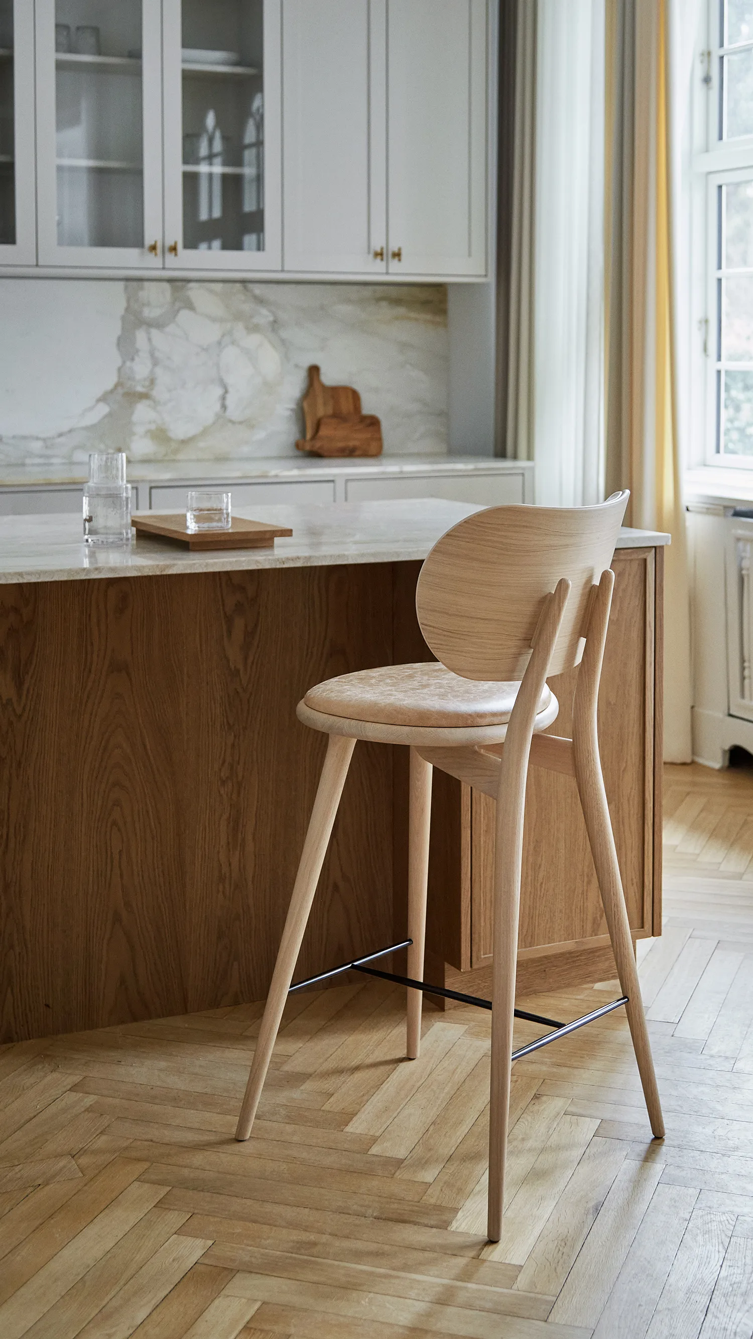 Mater High Stool Backrest barstol lav, Læder natural, matlakeret stel i eg Mater