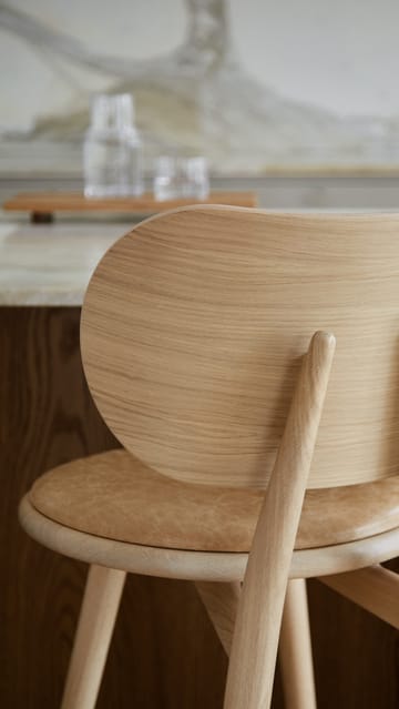 Mater High Stool Backrest barstol lav - Læder natural, matlakeret stel i eg - Mater