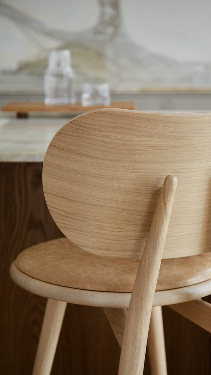 Mater High Stool Backrest barstol lav, Læder natural, matlakeret stel i eg Mater