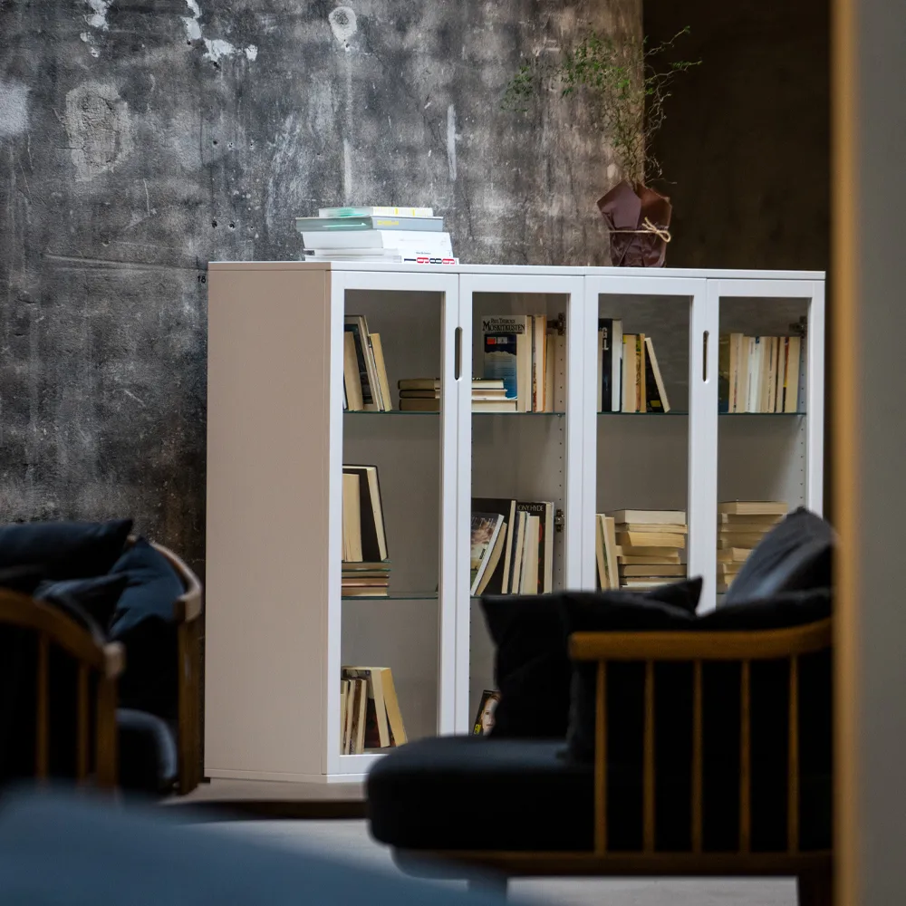 Aoko vitrineskab 120 cm, Hvidlak Mavis