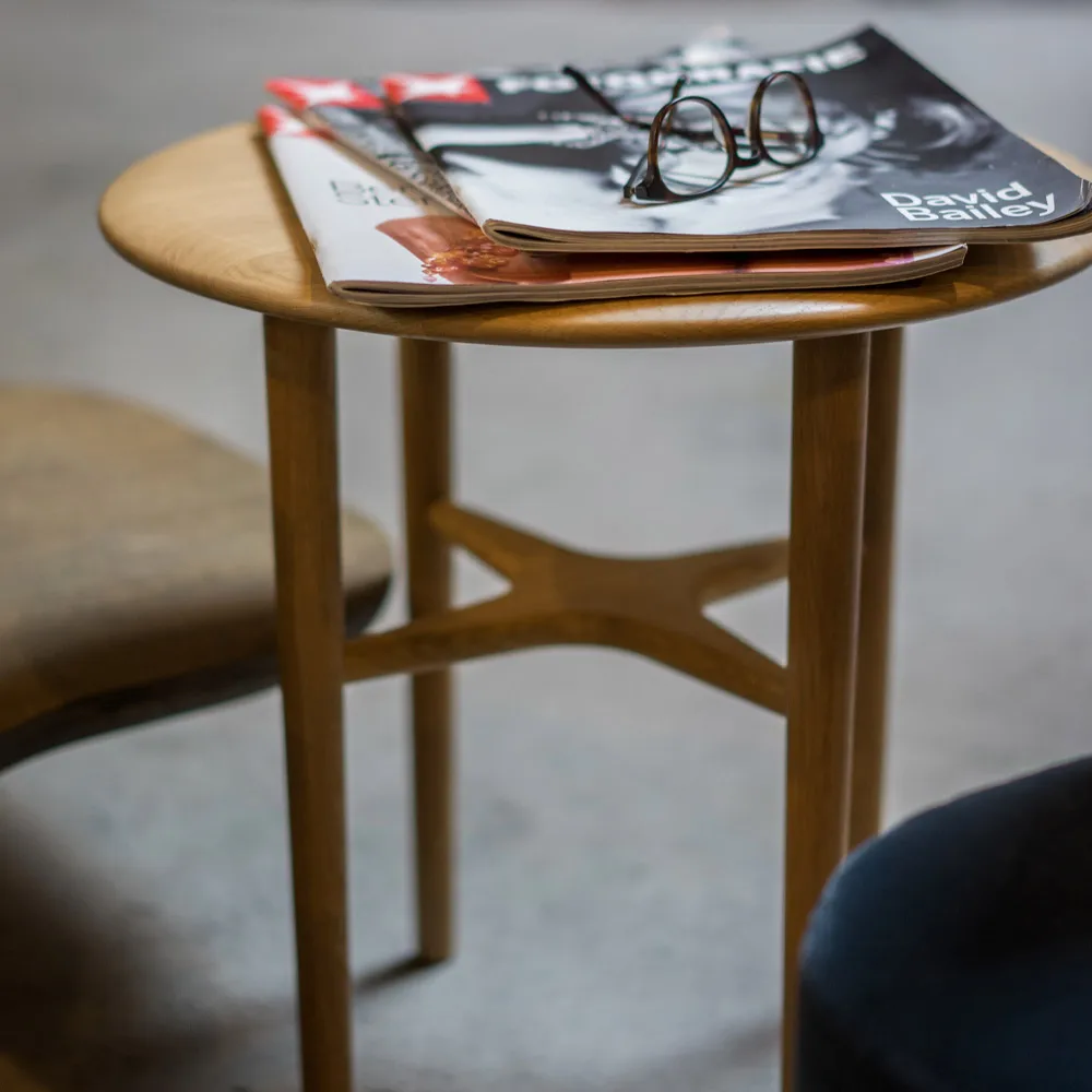 Crest sidebord, eg hvidpigment klarlak Mavis