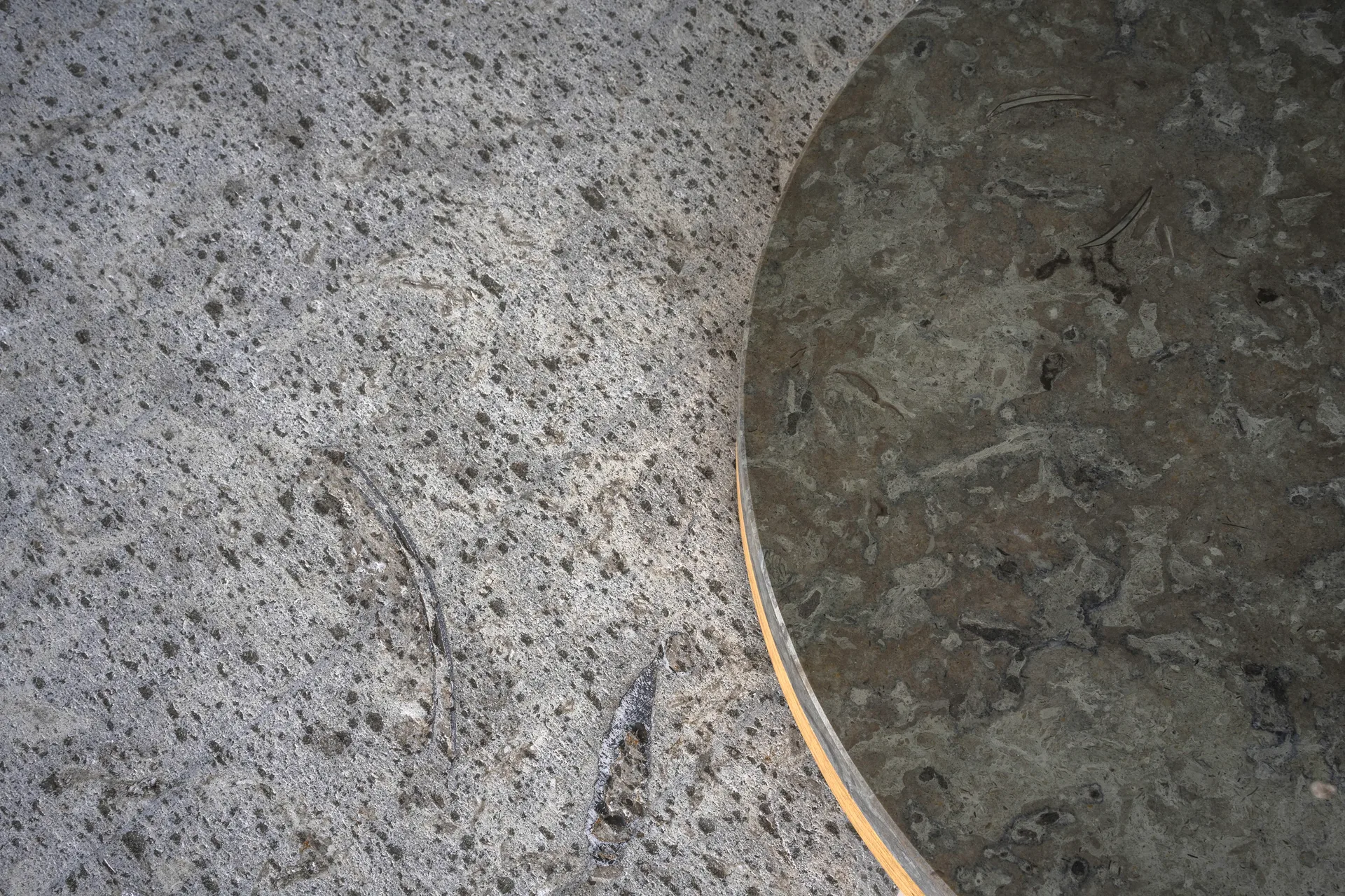 Dondo sidebord hvidpigmenteret eg Ø45 cm, Slebet kalksten Mavis