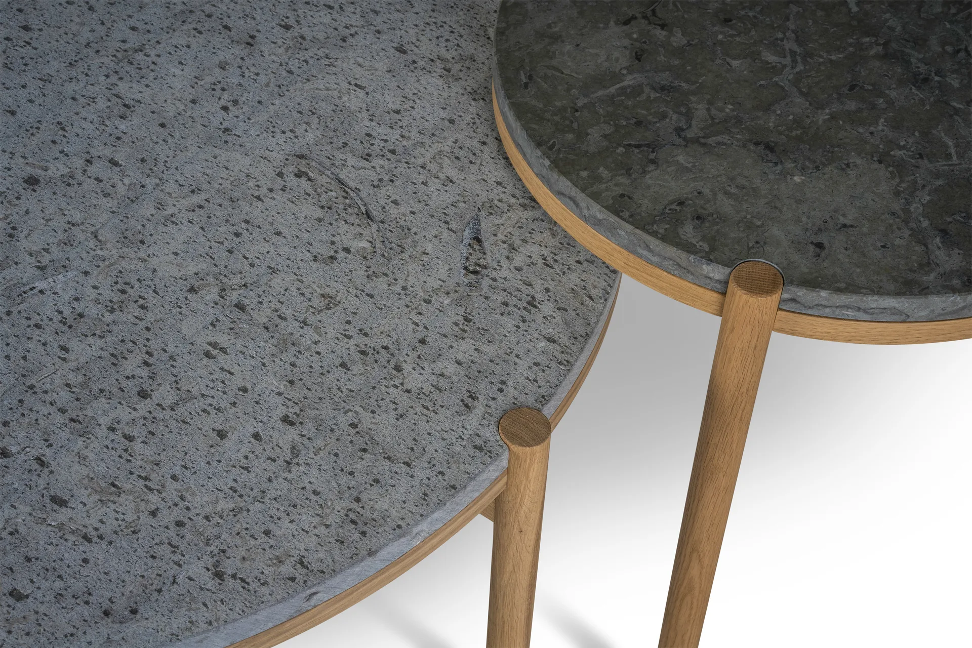 Dondo sidebord hvidpigmenteret eg Ø45 cm, Slebet kalksten Mavis