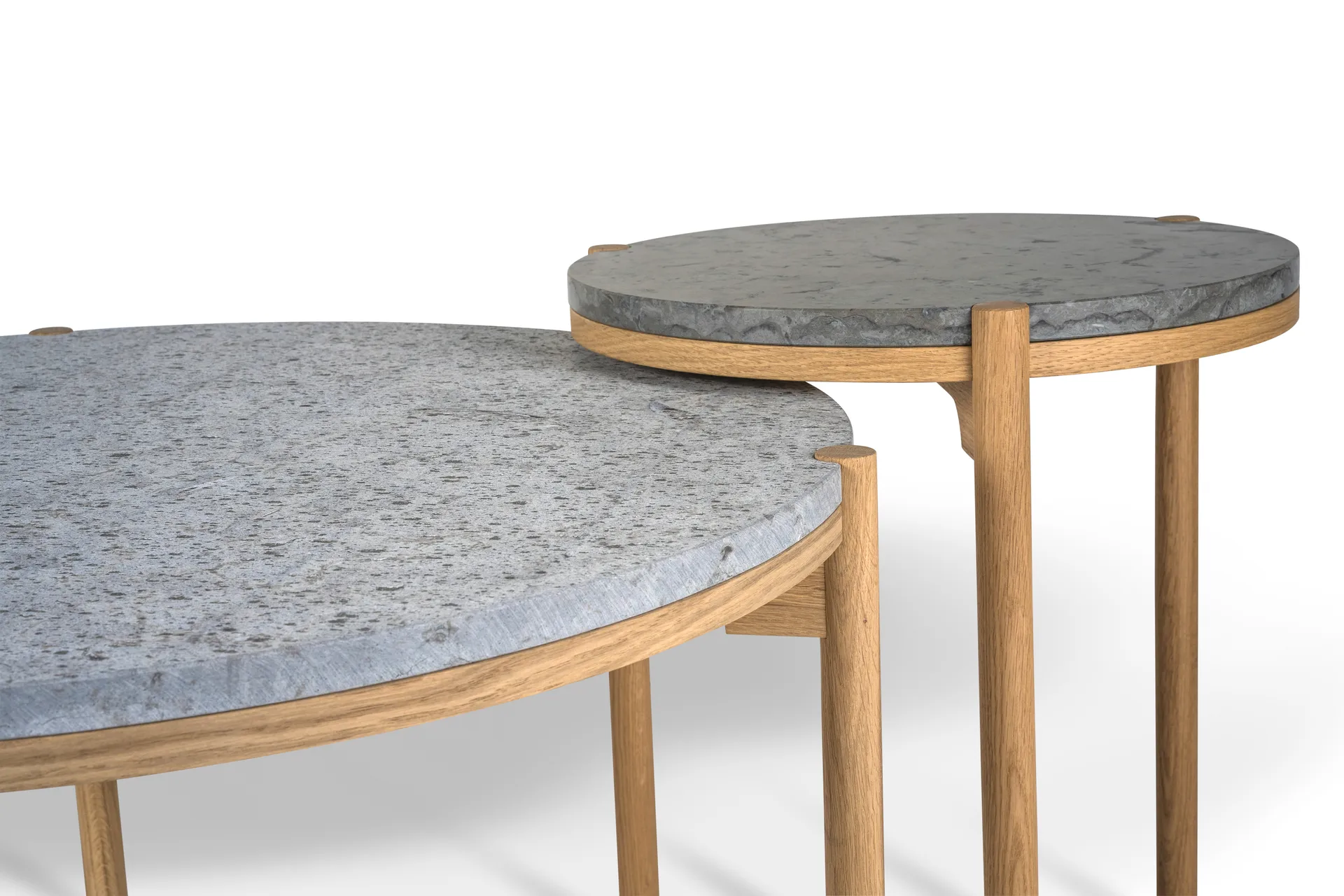 Dondo sidebord hvidpigmenteret eg Ø45 cm, Slebet kalksten Mavis