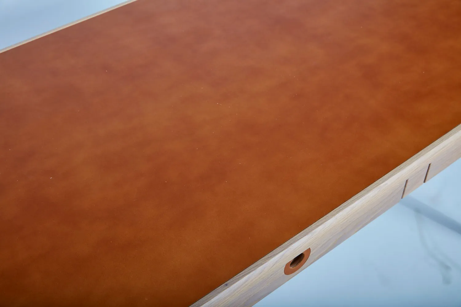 Höllviken skrivebord, eg vitpigmenteret Mavis