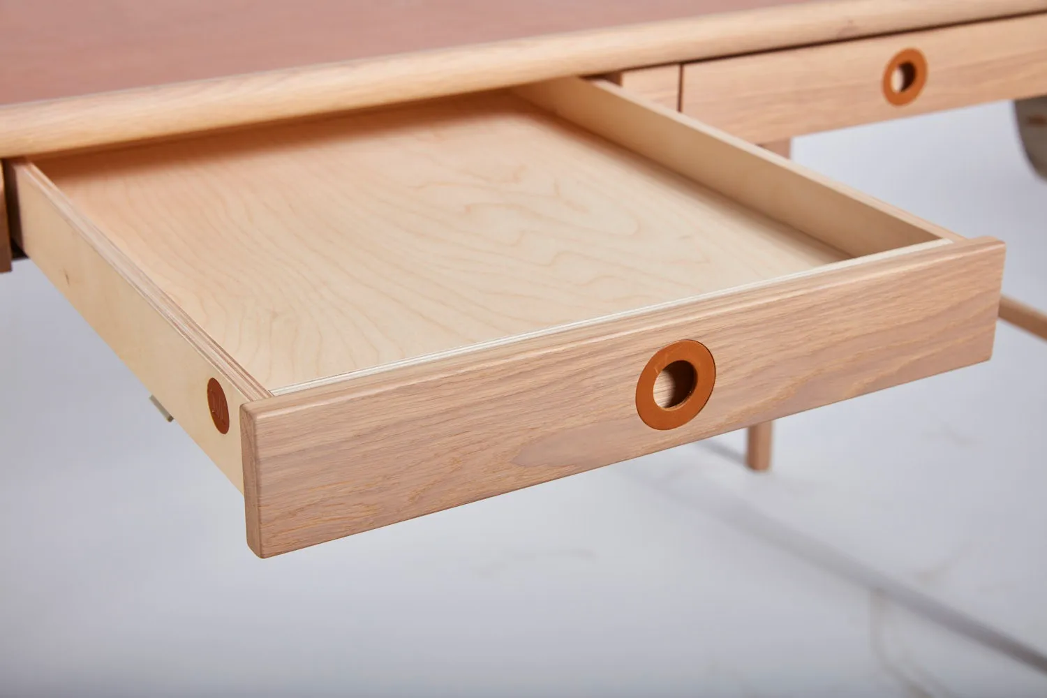 Höllviken skrivebord, eg vitpigmenteret Mavis