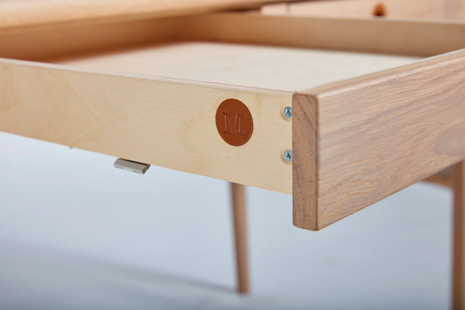 Höllviken skrivebord, eg vitpigmenteret Mavis