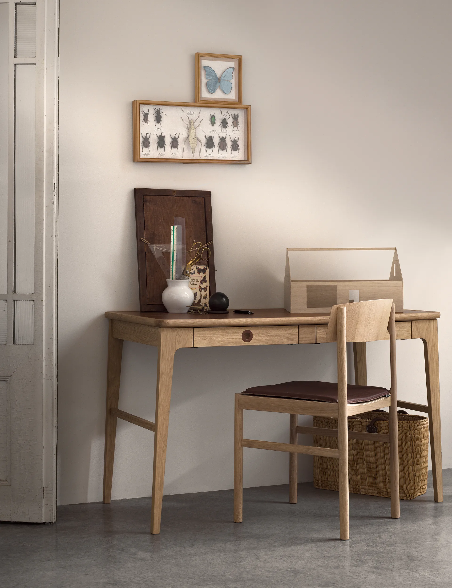 Höllviken skrivebord, eg vitpigmenteret Mavis