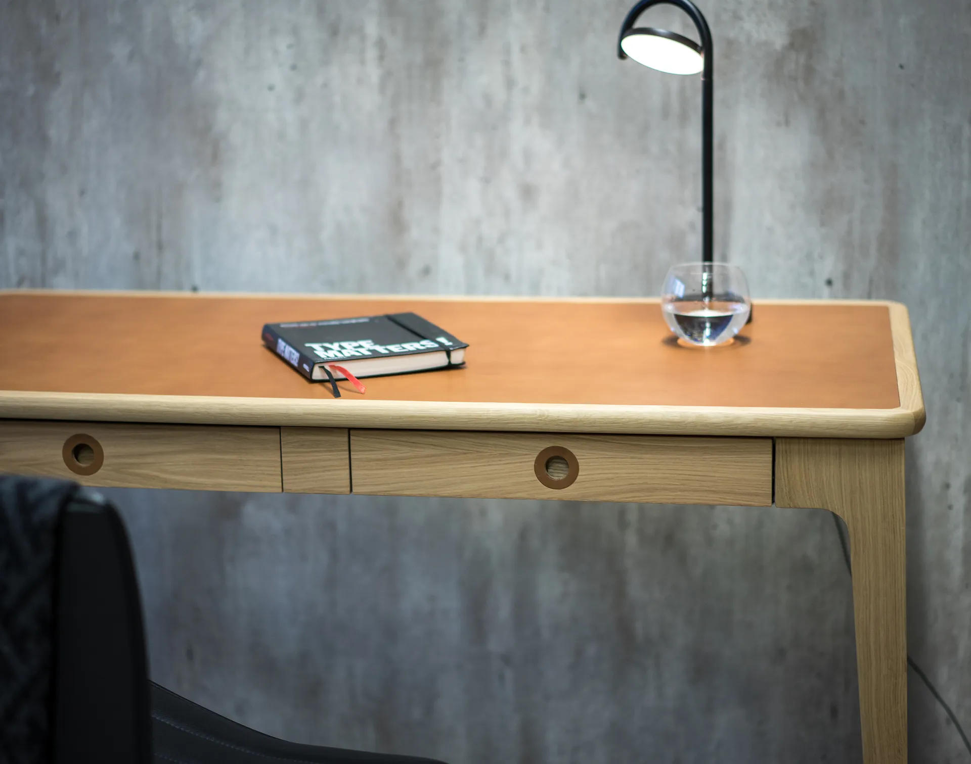 Höllviken skrivebord, eg vitpigmenteret Mavis