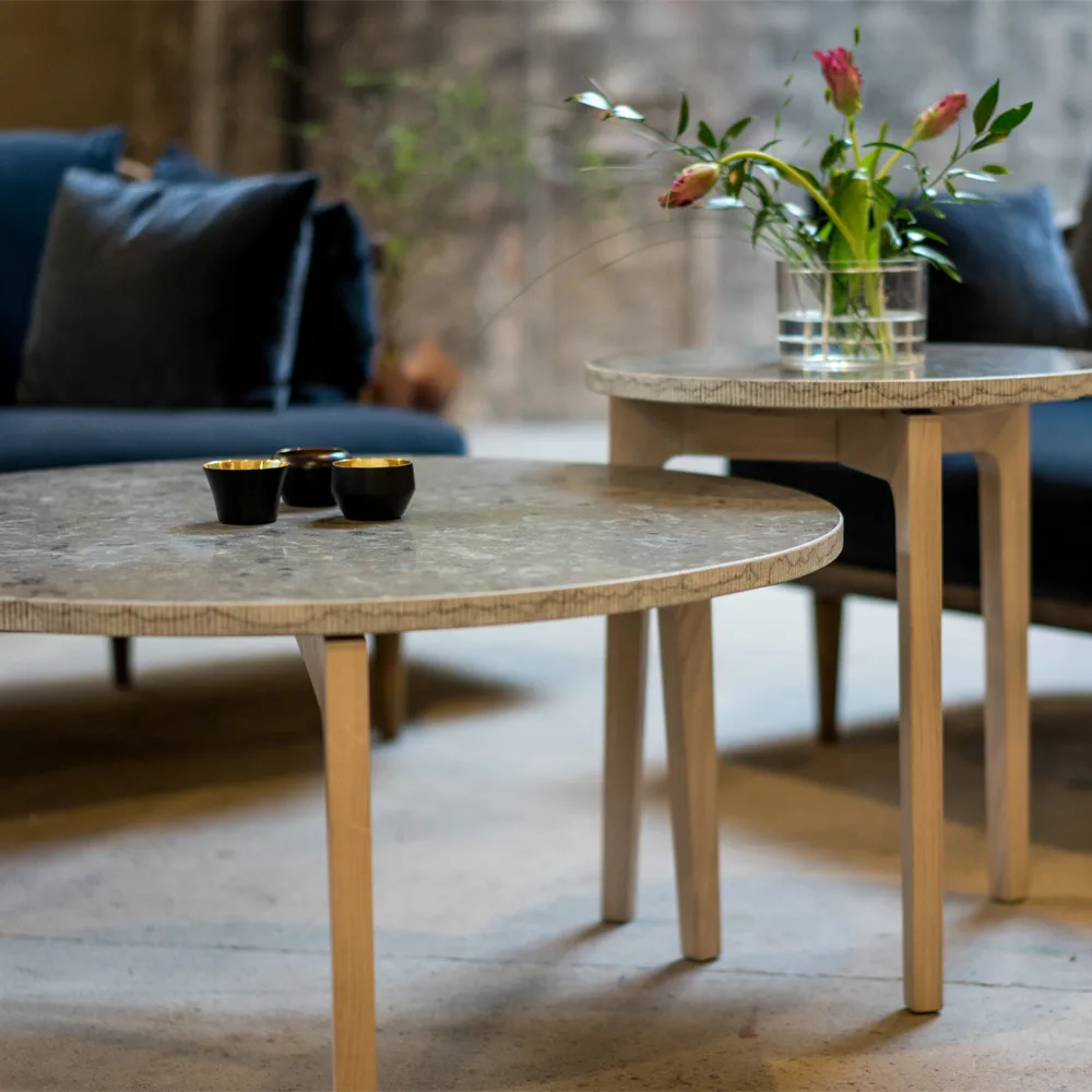 Höllviken sofabord Ø80 cm, kalksten, lysgråt benstativ Mavis