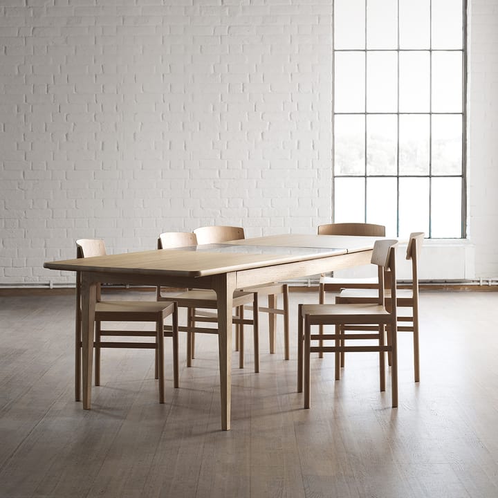 Höllviken spisebord, eg hvidpigmenteret matlak, 2 ilæg, beige MDF á 50 cm Mavis