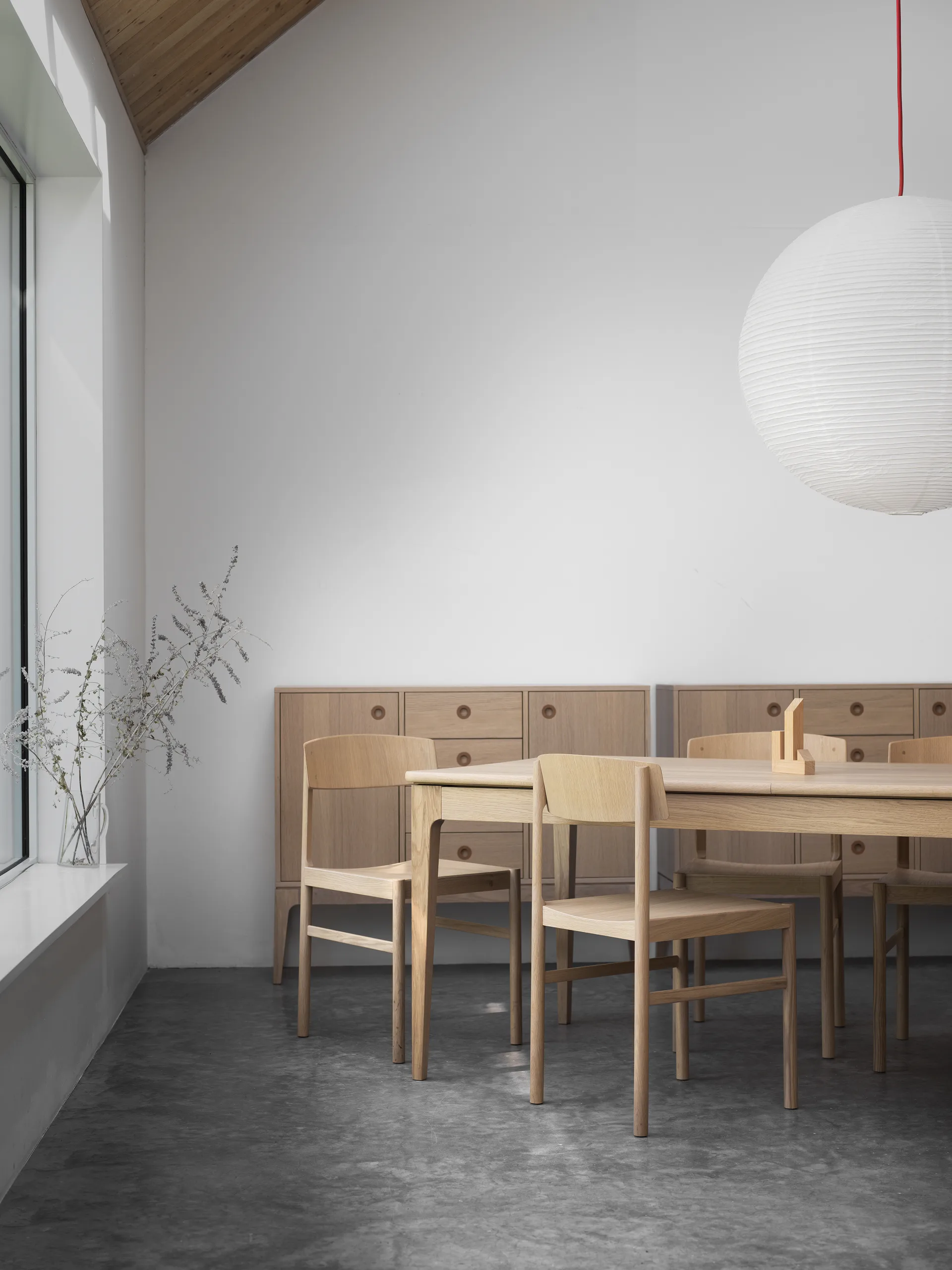 Rod stol, Hvidpigmenteret matlakeret eg Mavis