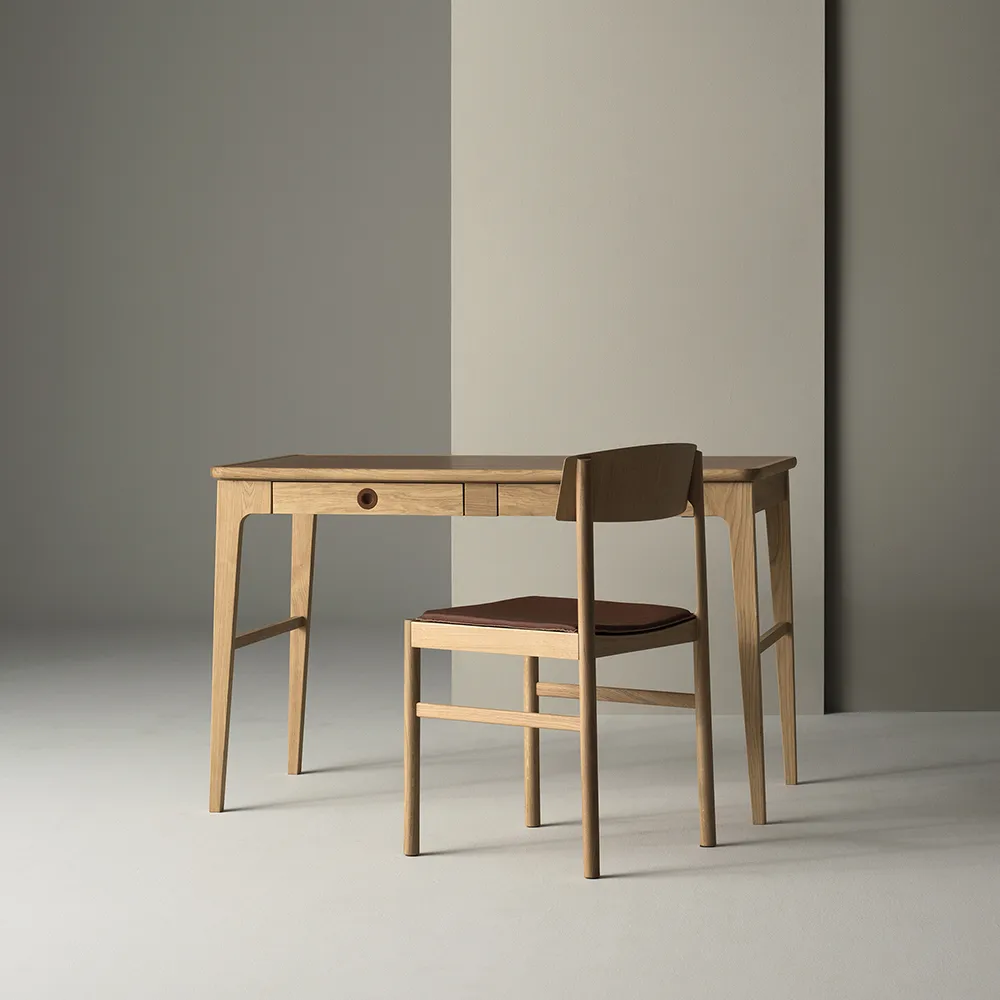 Rod stol, Hvidpigmenteret matlakeret eg Mavis