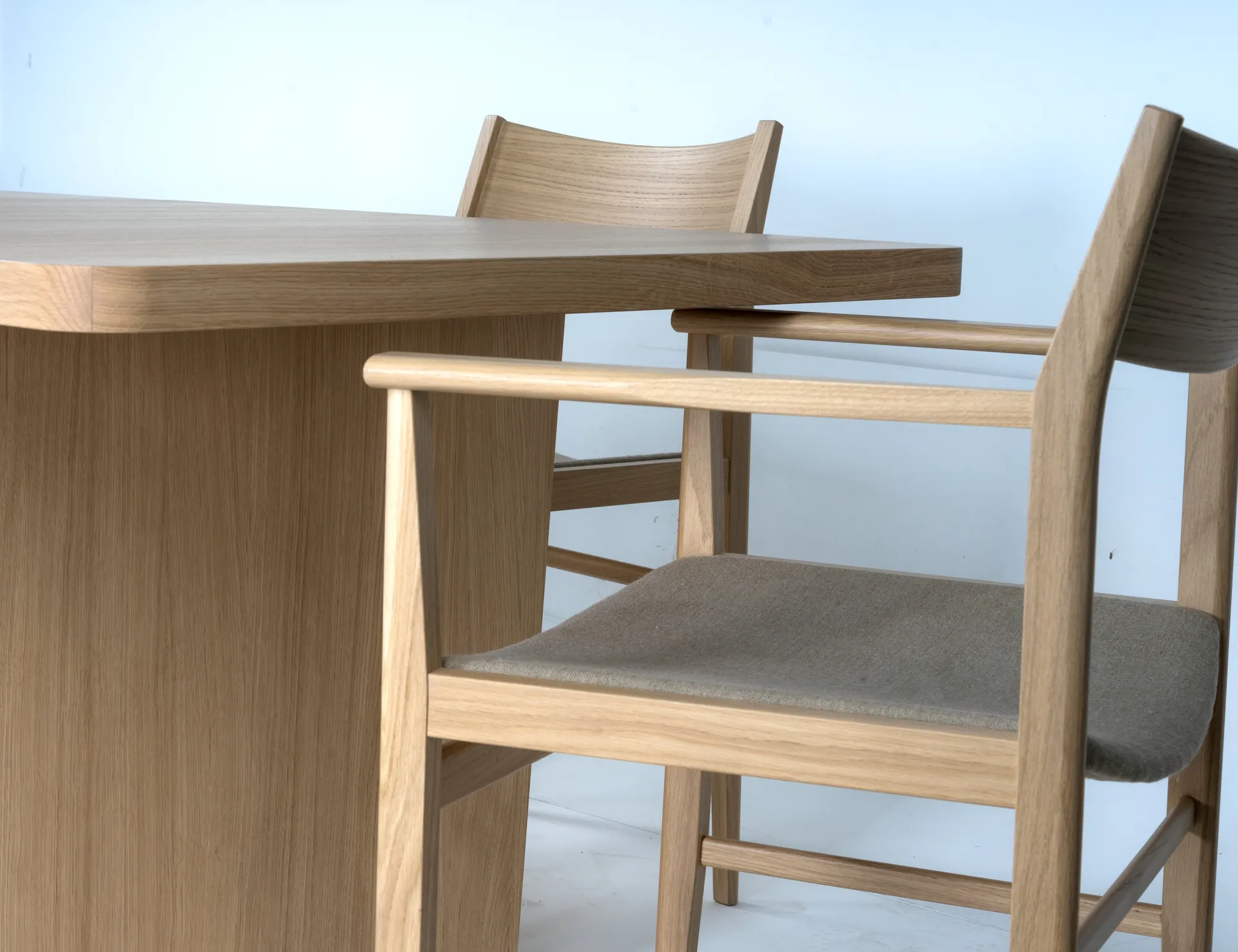 Siza armlænestol, Hvidpigmenteret eg-lin sæde Mavis