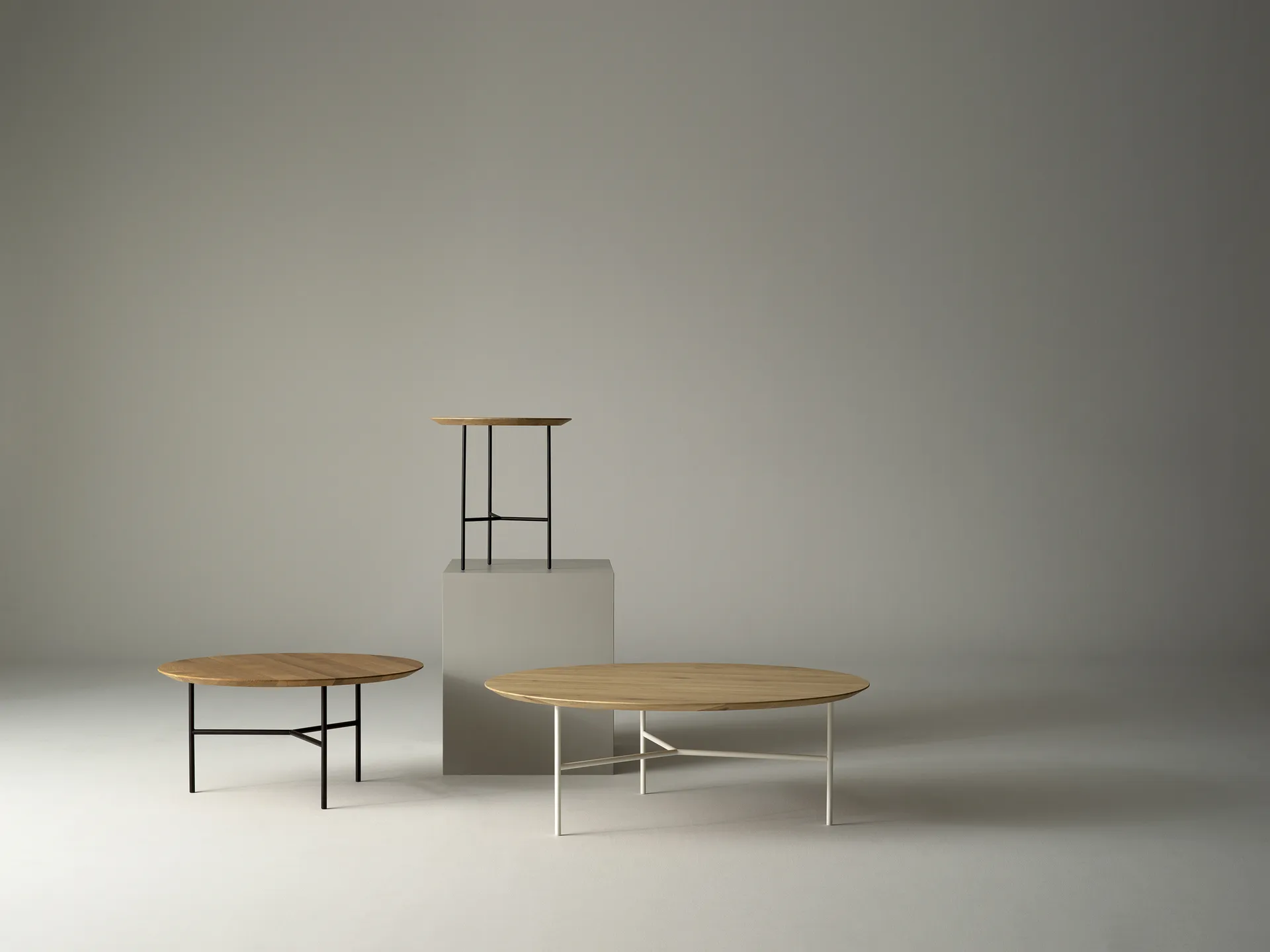 Tribeca sidebord, eg sæbet  eg, satinkromede ben, ø47 cm Mavis