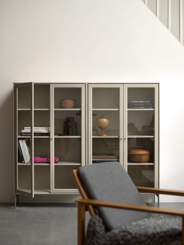 Volt vitrineskab 130 cm beige, Detaljer i rustfrit stål Mavis