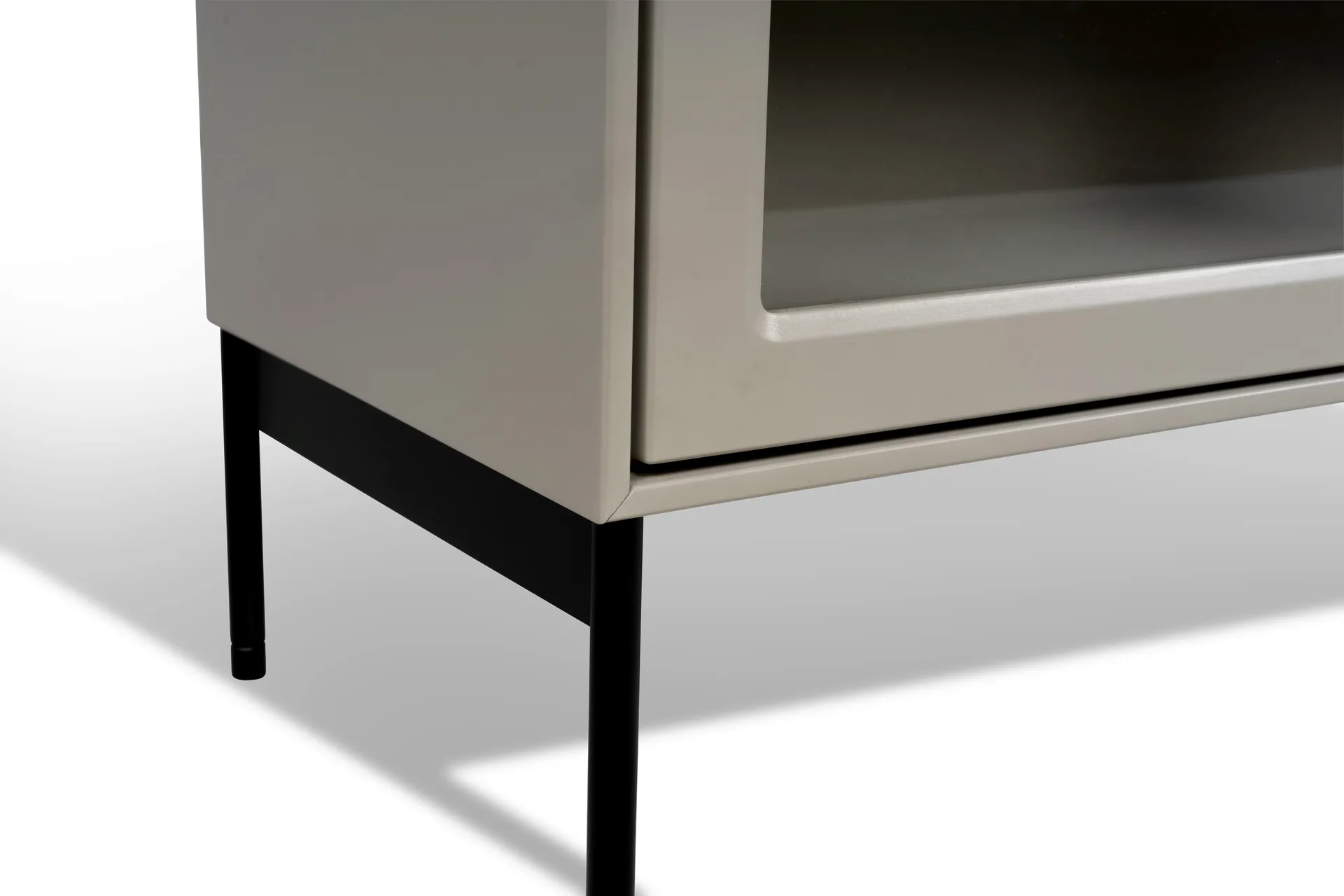 Volt vitrineskab 130 cm beige, Detaljer i sort Mavis