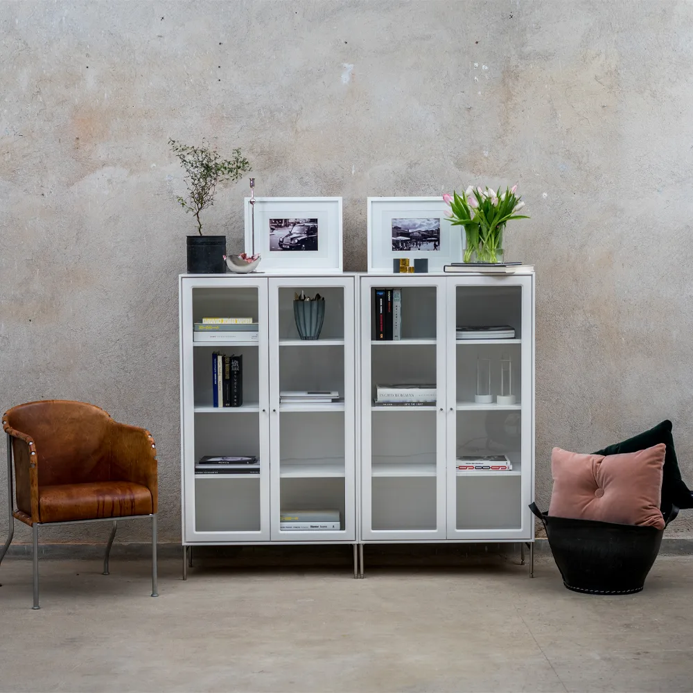 Volt vitrineskab 130 cm hvidlak, Detaljer i rustfrit stål Mavis