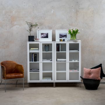 Volt vitrineskab 130 cm hvidlak - Detaljer i rustfrit stål - Mavis