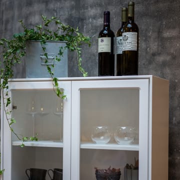 Volt vitrineskab 130 cm hvidlak - Detaljer i rustfrit stål - Mavis