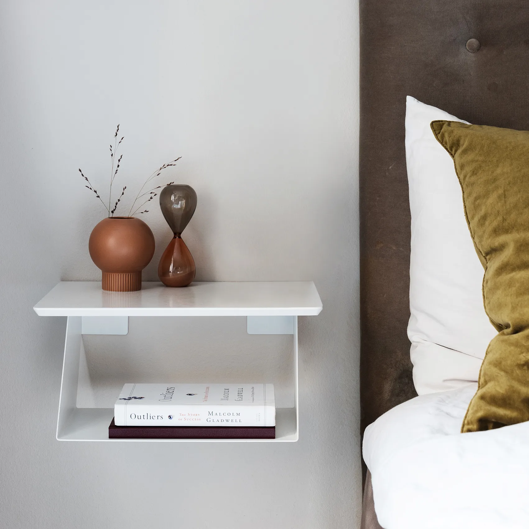 Edgy bogreol, hvid Maze