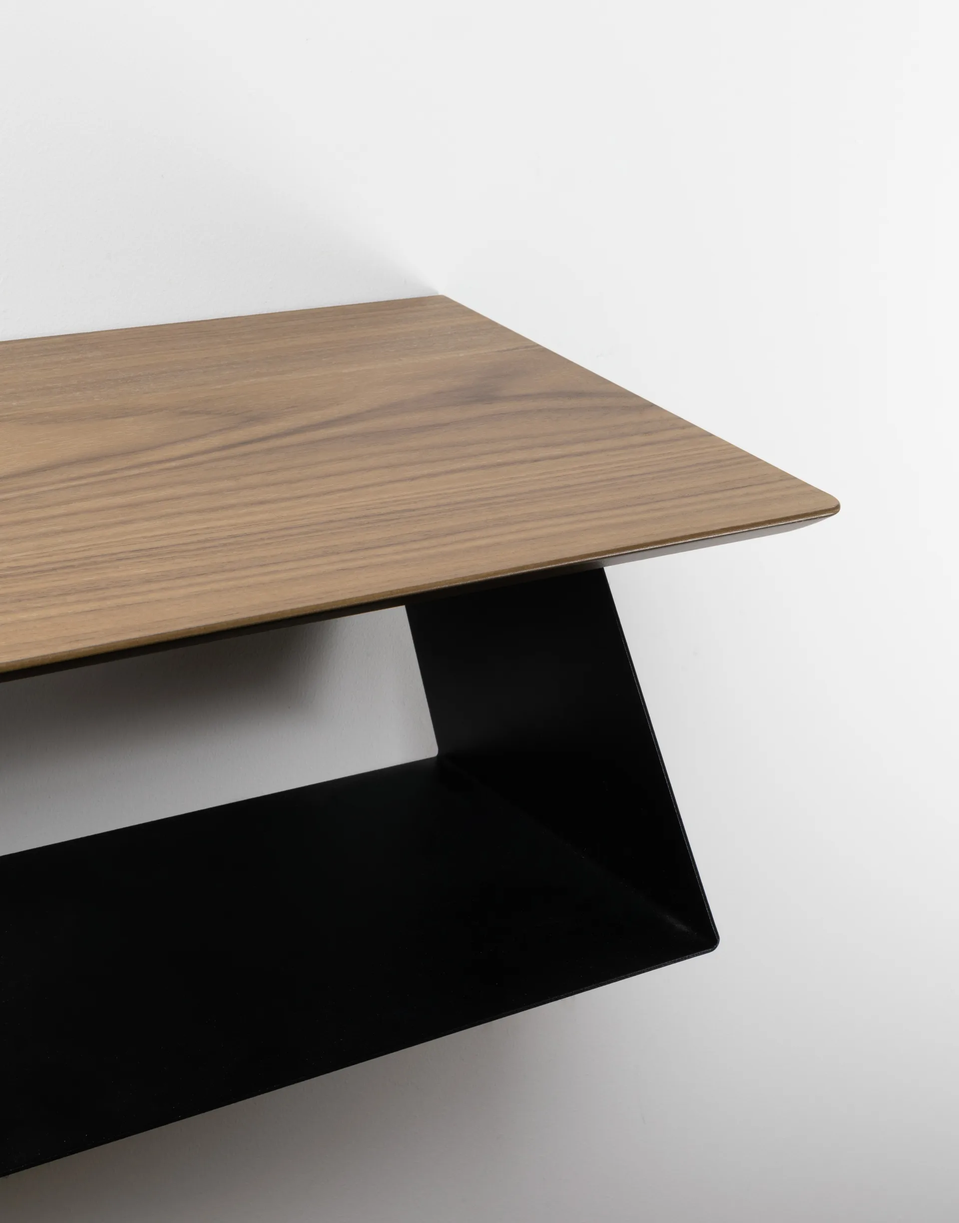 Edgy bogreol, Sort/Valnød Maze