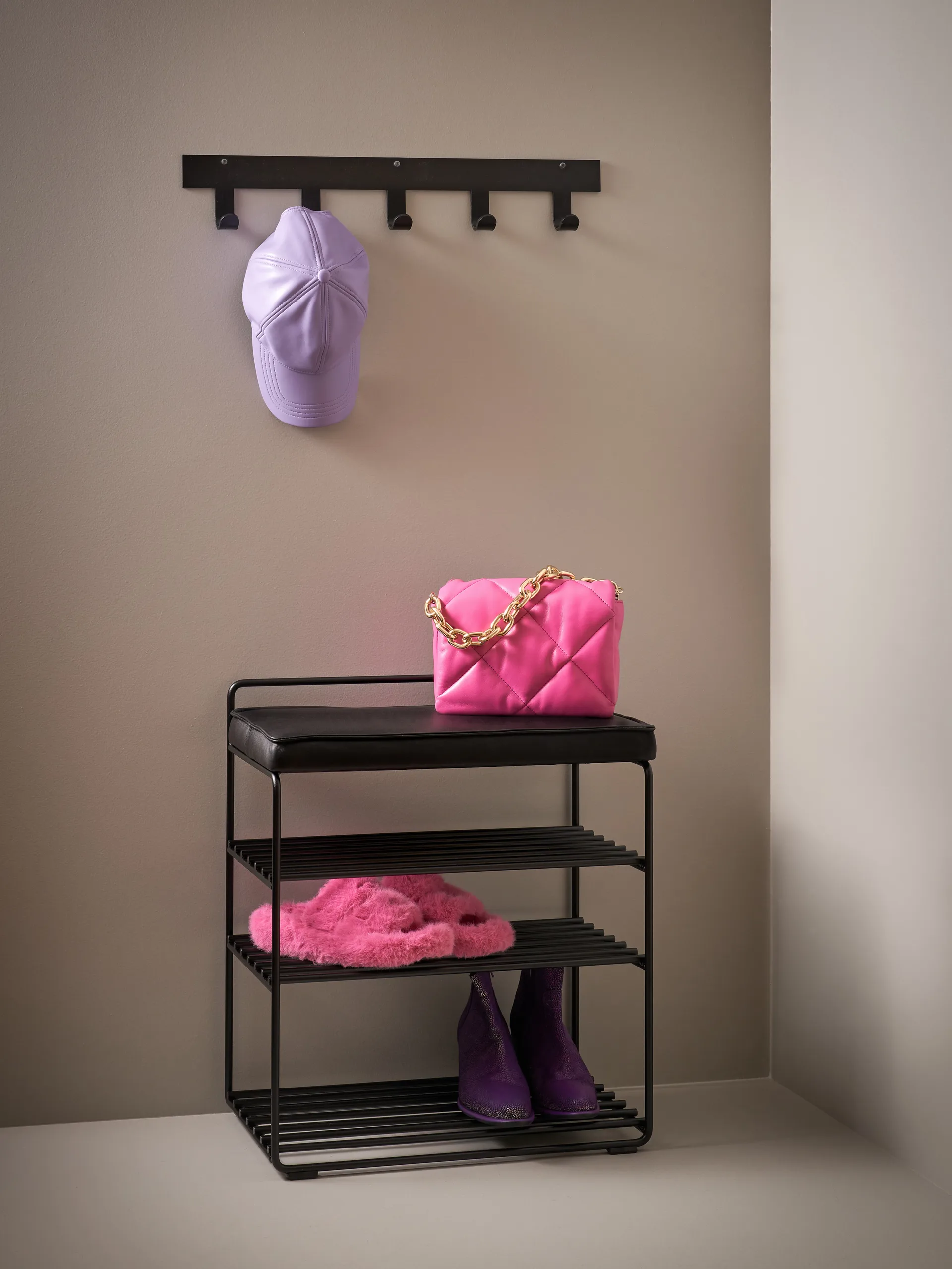 Lower East Seat hylder/skammel 50x28x58 cm, Black/Black leather Maze