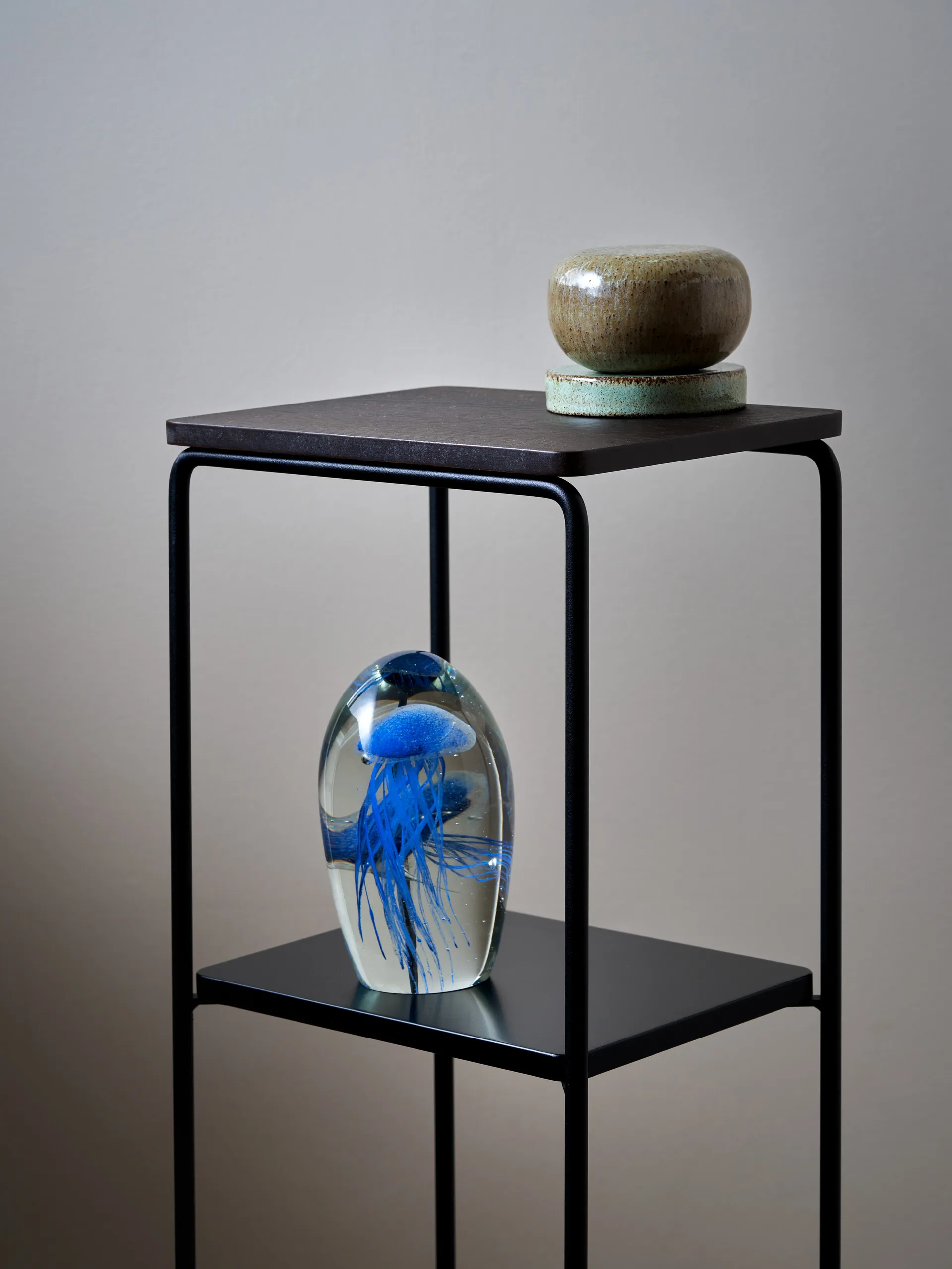 Mixrack Floor Shelf L hylde 26x19x82,2 cm, Stained oak/Black Maze