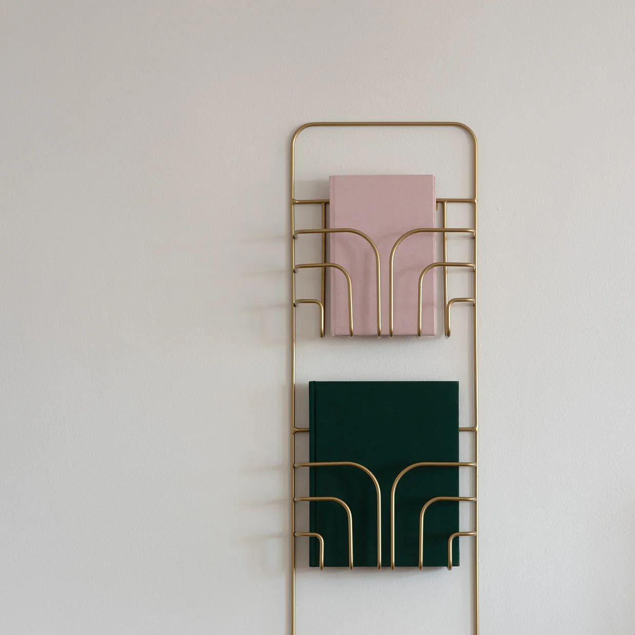 Now avisholder, Messing Maze