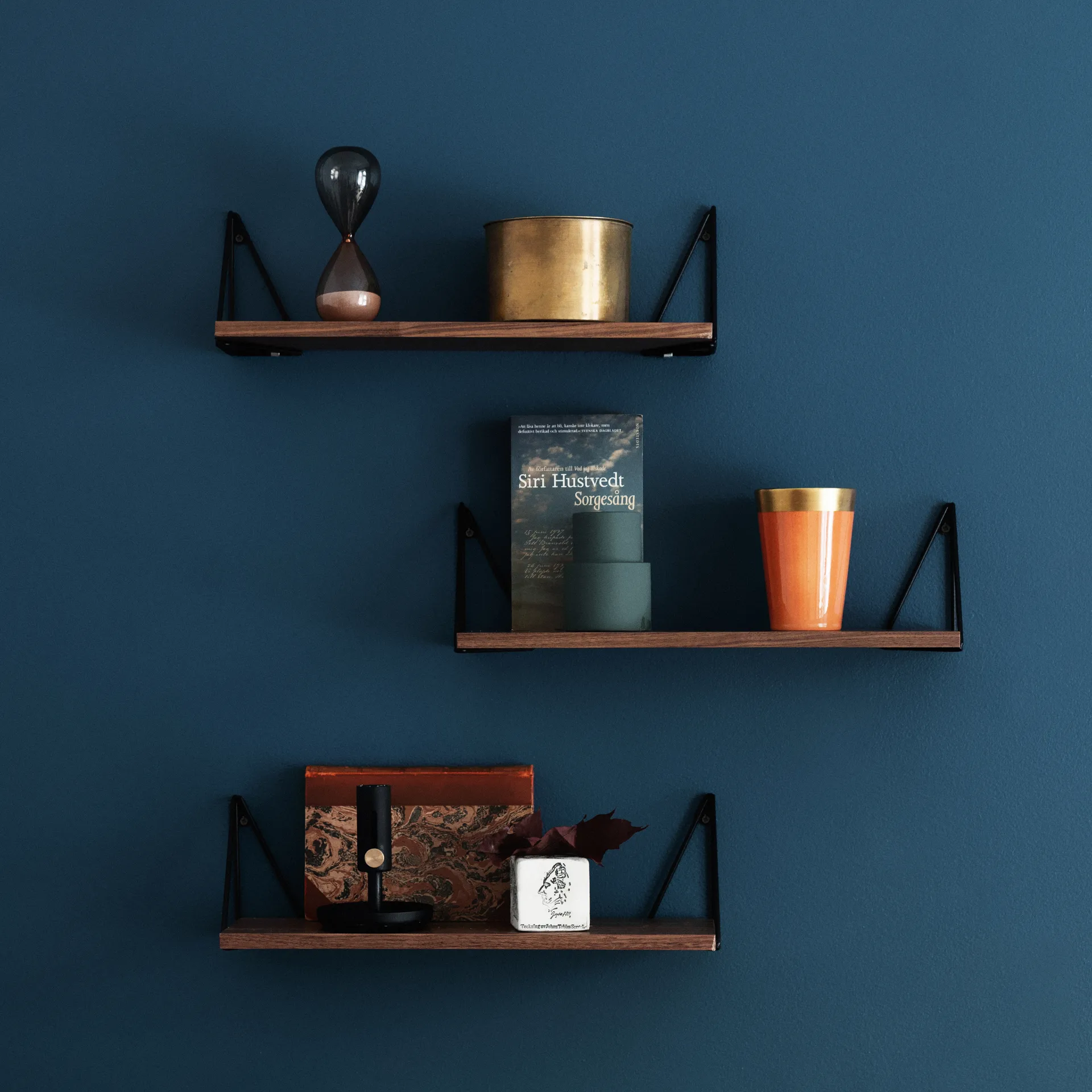 Pythagoras XS hylde, walnut black Maze