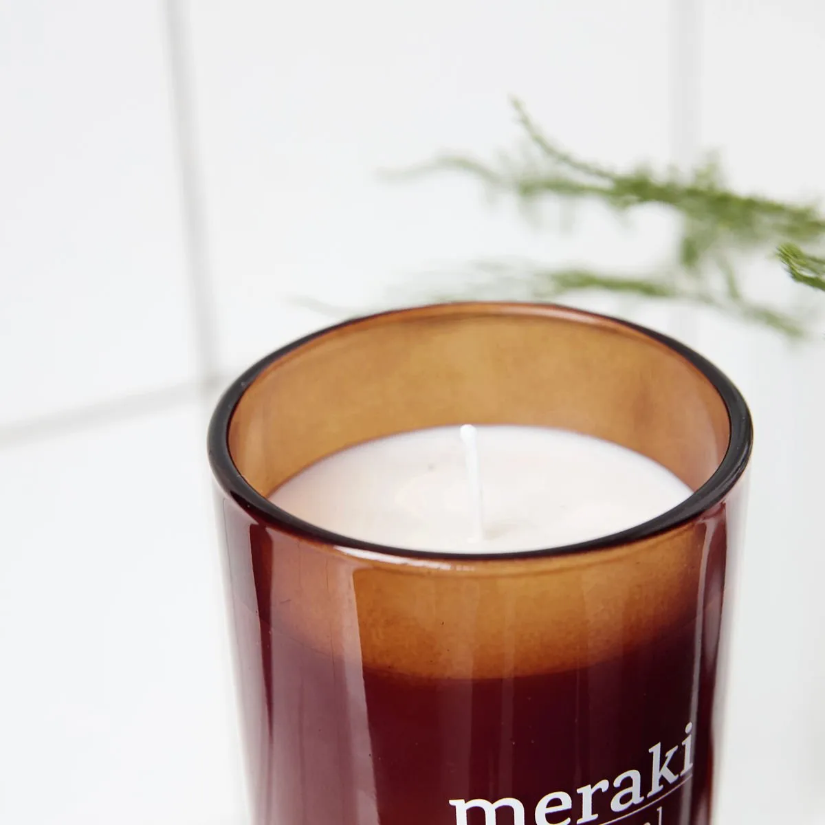 Meraki duftlys brunt glas 12 timer, Nordic pine Meraki