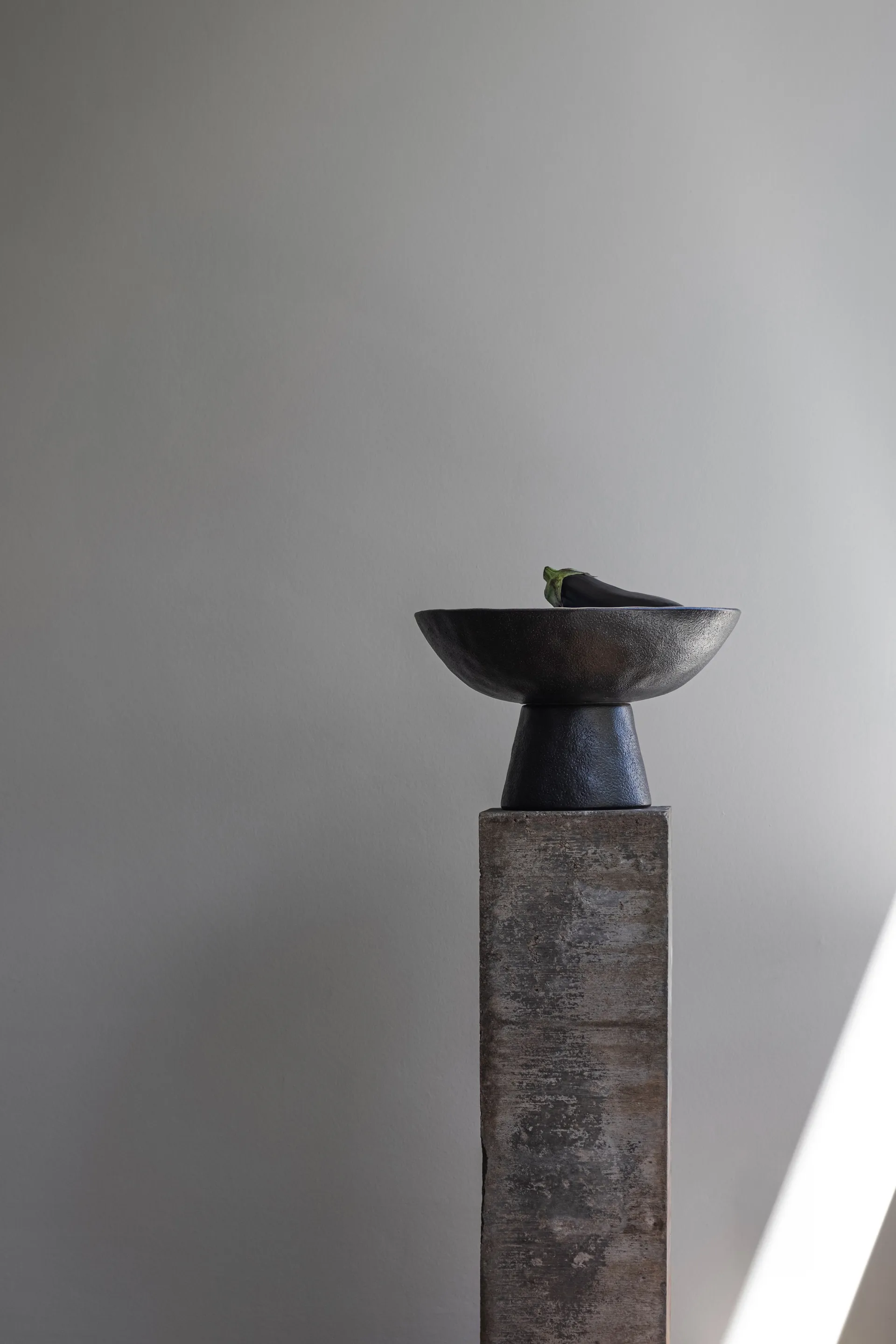 By Hand skål på fod Ø31,5x20 cm, Offwhite Mette Ditmer