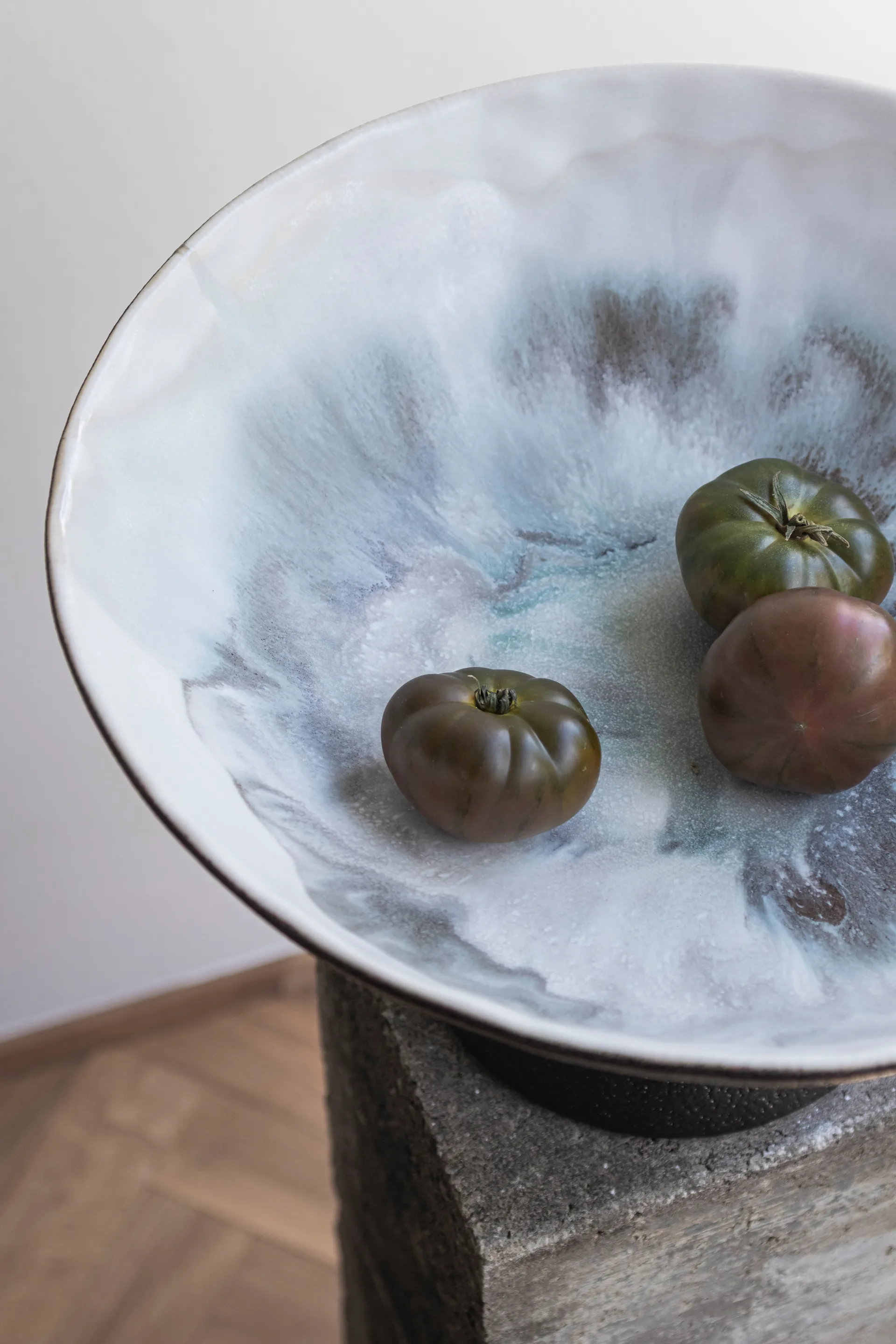 By Hand skål på fod Ø31,5x20 cm, Offwhite Mette Ditmer