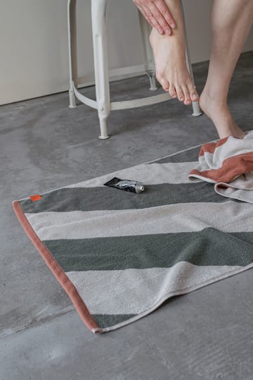 Diagonal bademåtte 50x80 cm - Dark olive - Mette Ditmer